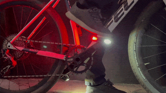 Pedale mit eingebauter Beleuchtung: Redshift Arclight 1 Auto Red White Light Change