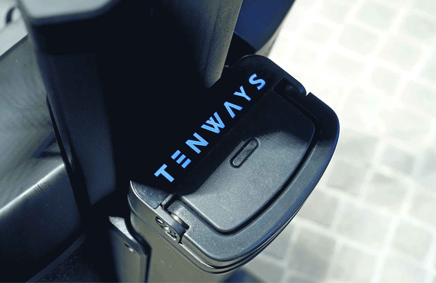 Familien-Lastenrad mit Top-Ausstattung zum fairen Preis: Das Tenways Cargo One im ersten Test 3 Tenways Cargo One Test Review Long John Lastenrad Akku Anzeige