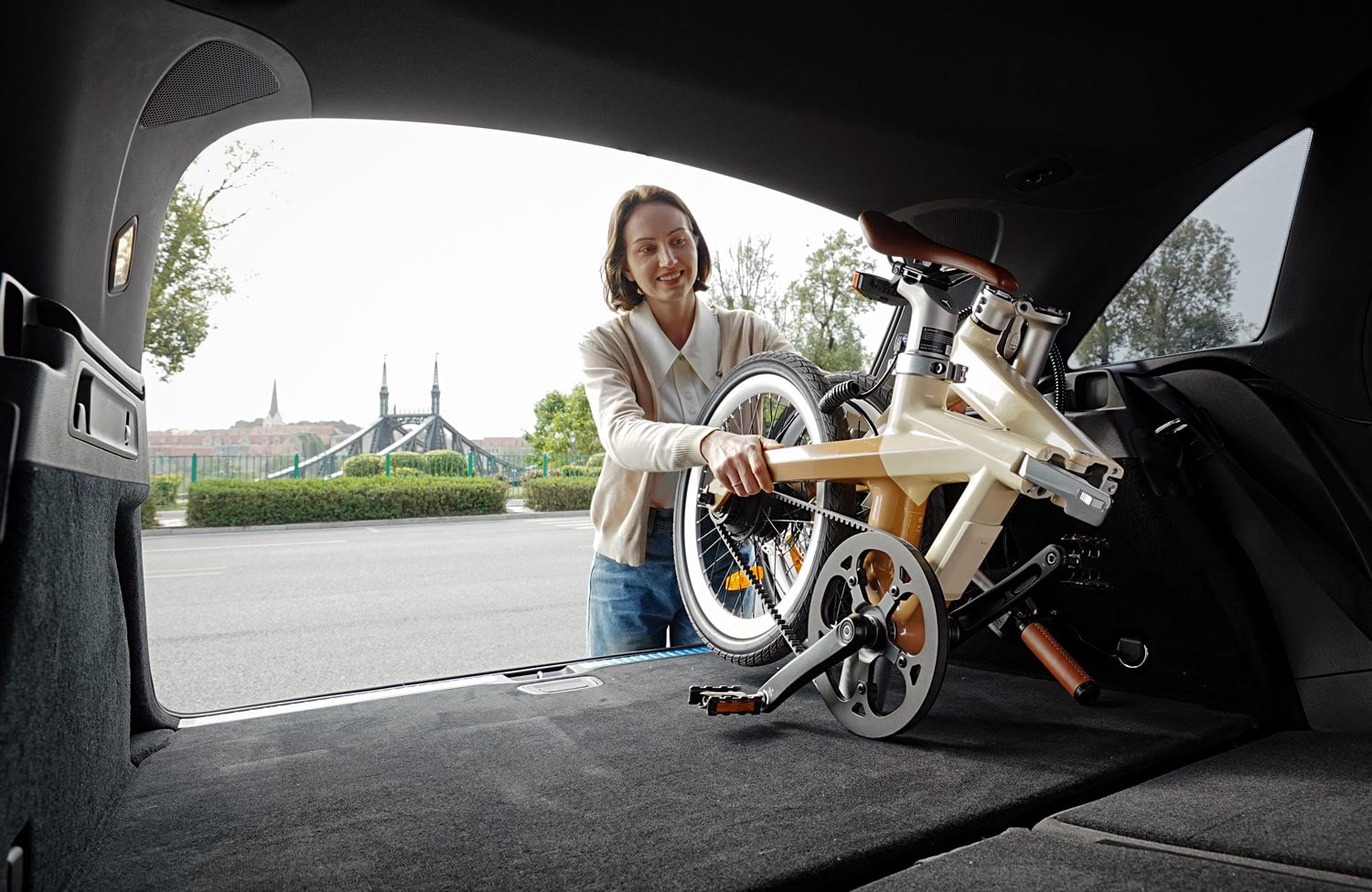 ADO Air Carbon: das leichte Faltrad soll nur 12,5 kg wiegen – inklusive E-Antrieb! 5 ADO Air Carbon Lightweight Carbon Folding E Bike Amble Latte Handling