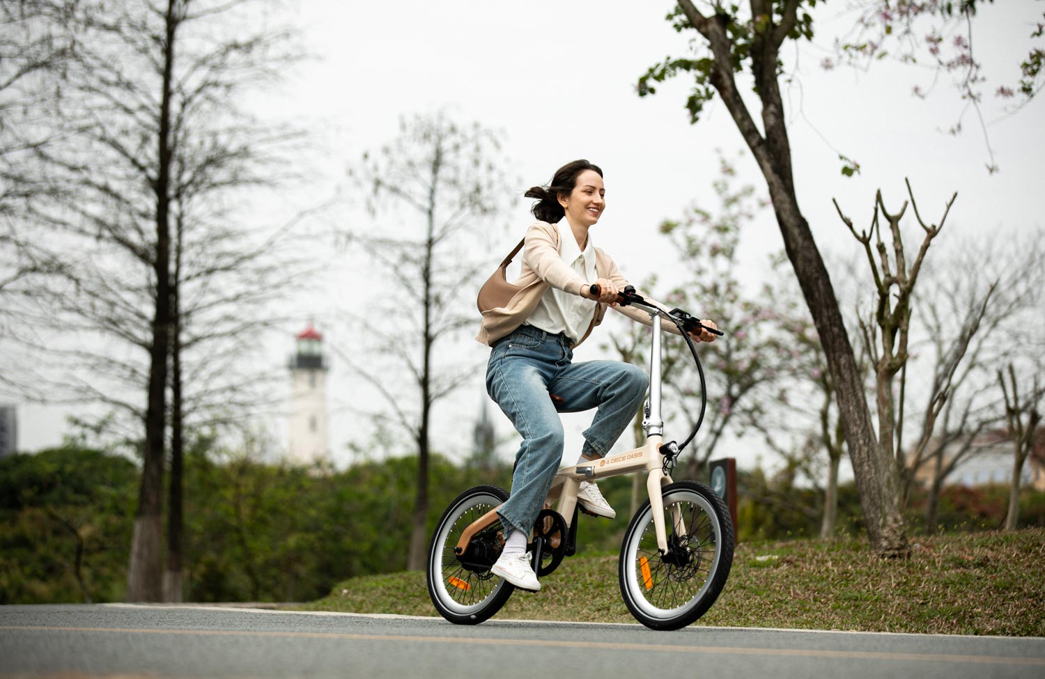 ADO Air Carbon: das leichte Faltrad soll nur 12,5 kg wiegen – inklusive E-Antrieb! 4 ADO Air Carbon Lightweight Carbon Folding E Bike Amble Latte Ride