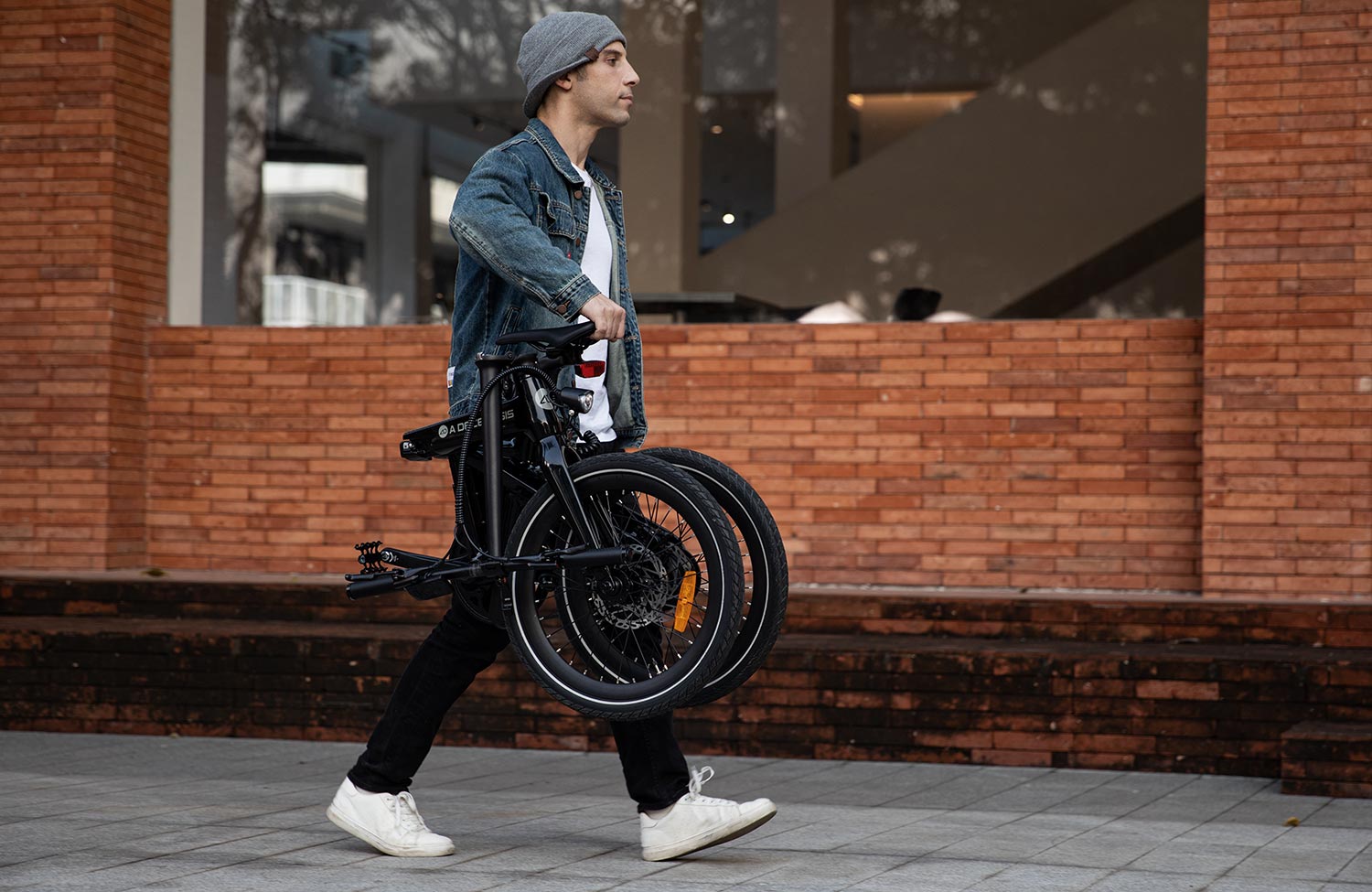 ADO Air Carbon: das leichte Faltrad soll nur 12,5 kg wiegen – inklusive E-Antrieb! 2 ADO Air Carbon Lightweight Carbon Folding E Bike Handling