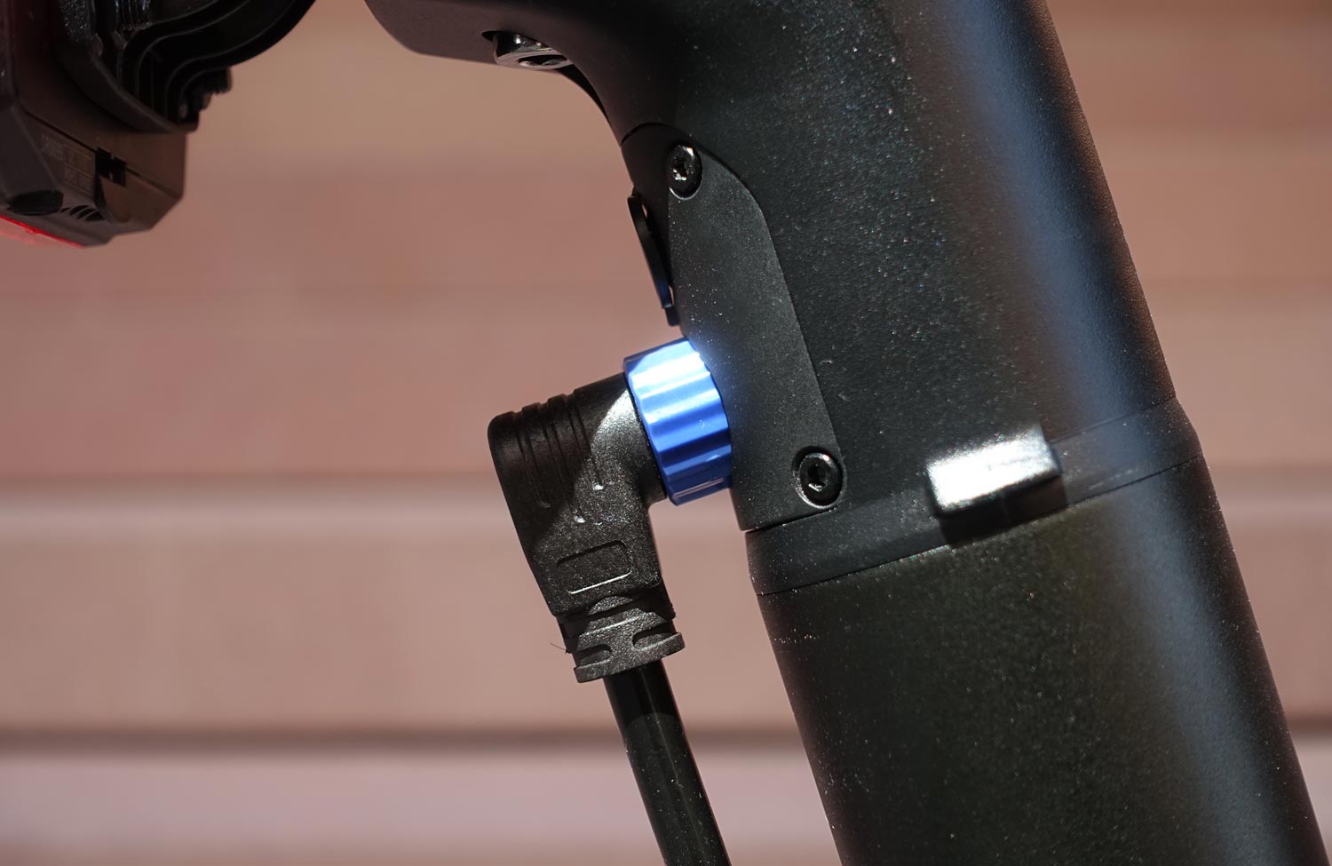 ADO Air Carbon im Test: Lohnt sich das leichte Elektro-Faltrad mit GPS und Riemenantrieb? 12 ADO Air Carbon Test Review Faltrad Klapprad E Bike Akku Stecker