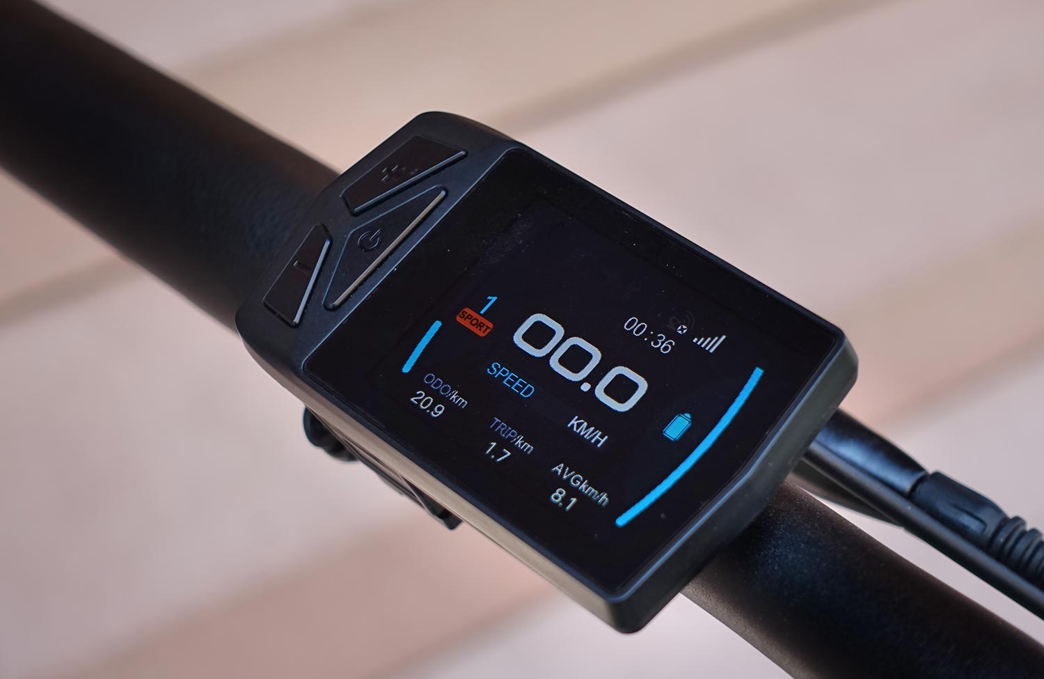 ADO Air Carbon im Test: Lohnt sich das leichte Elektro-Faltrad mit GPS und Riemenantrieb? 6 ADO Air Carbon Test Review Faltrad Klapprad E Bike Display