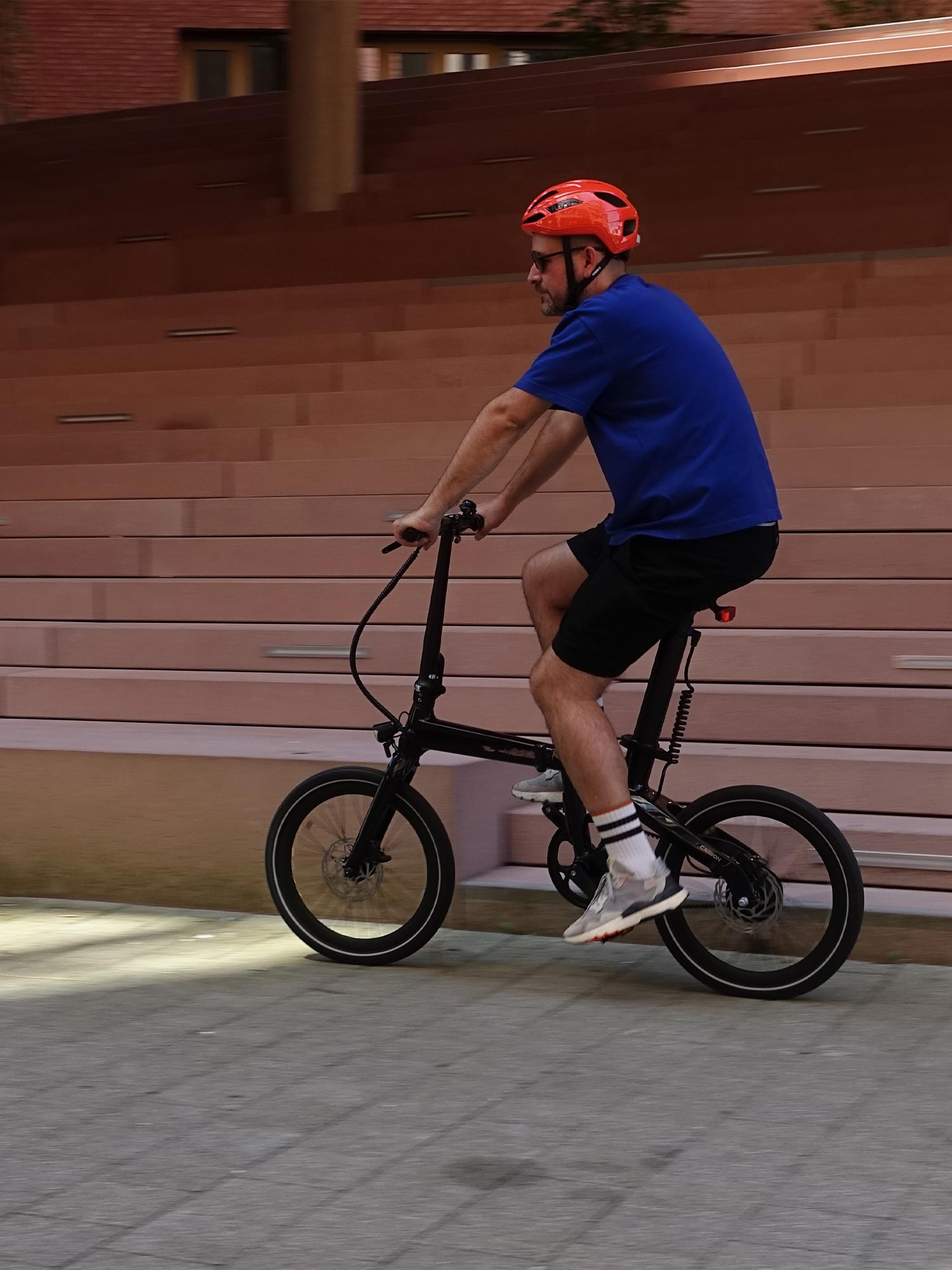 ADO Air Carbon im Test: Lohnt sich das leichte Elektro-Faltrad mit GPS und Riemenantrieb? 14 ADO Air Carbon Test Review Faltrad Klapprad E Bike Fahrt Fahreindruck