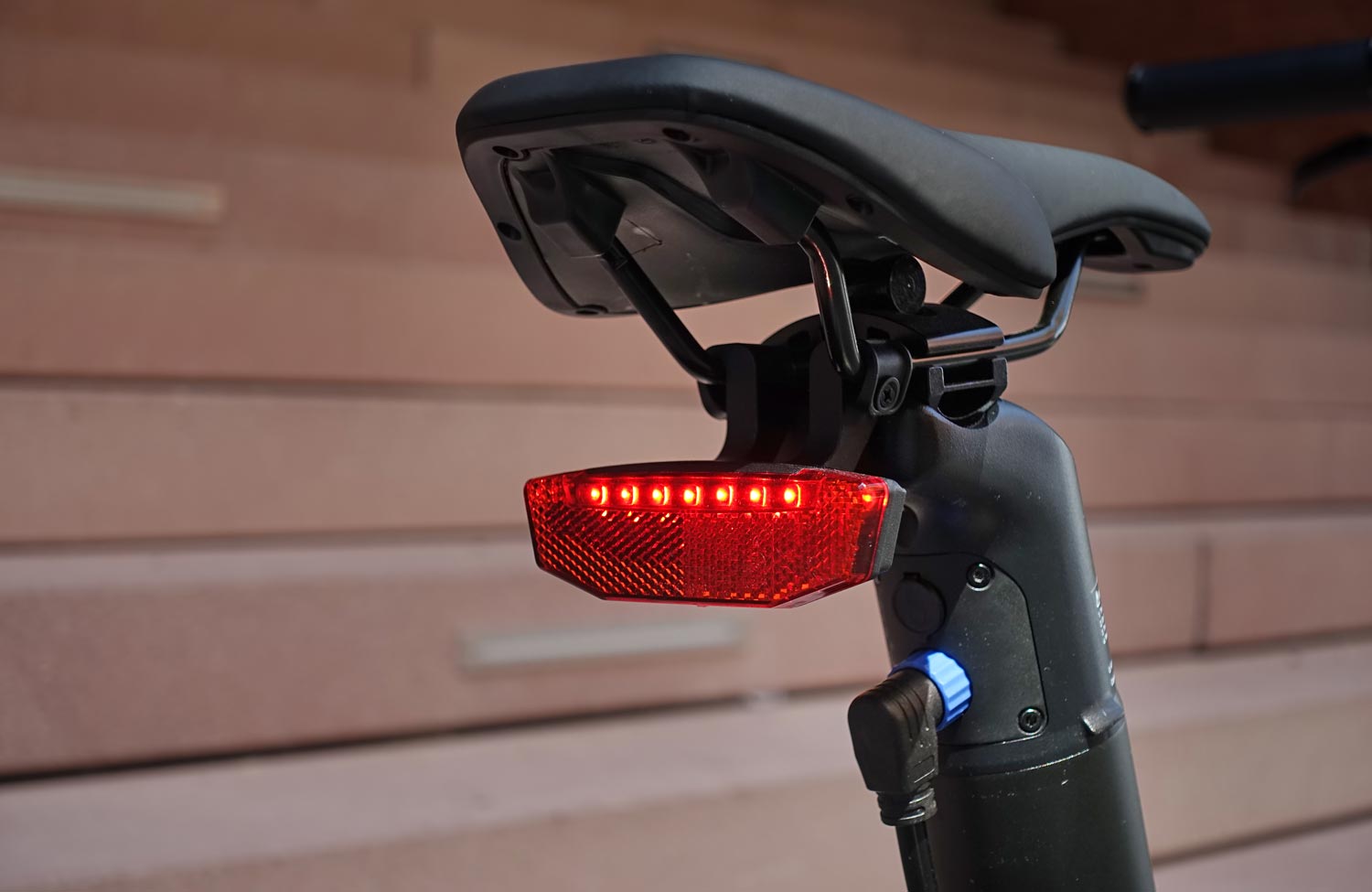 ADO Air Carbon im Test: Lohnt sich das leichte Elektro-Faltrad mit GPS und Riemenantrieb? 5 ADO Air Carbon Test Review Faltrad Klapprad E Bike Ruecklicht