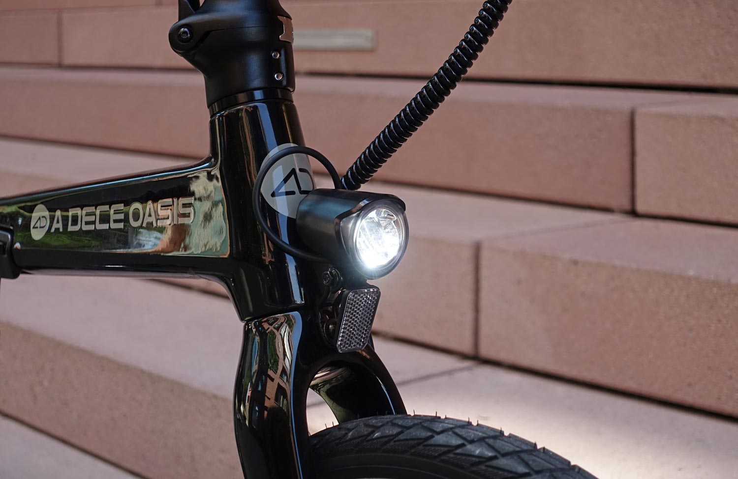 ADO Air Carbon im Test: Lohnt sich das leichte Elektro-Faltrad mit GPS und Riemenantrieb? 7 ADO Air Carbon Test Review Faltrad Klapprad E Bike Scheinwerfer