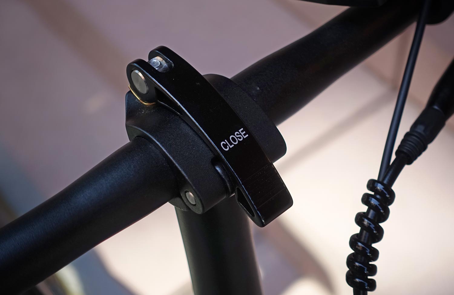 ADO Air Carbon im Test: Lohnt sich das leichte Elektro-Faltrad mit GPS und Riemenantrieb? 8 ADO Air Carbon Test Review Faltrad Klapprad E Bike Vorbau