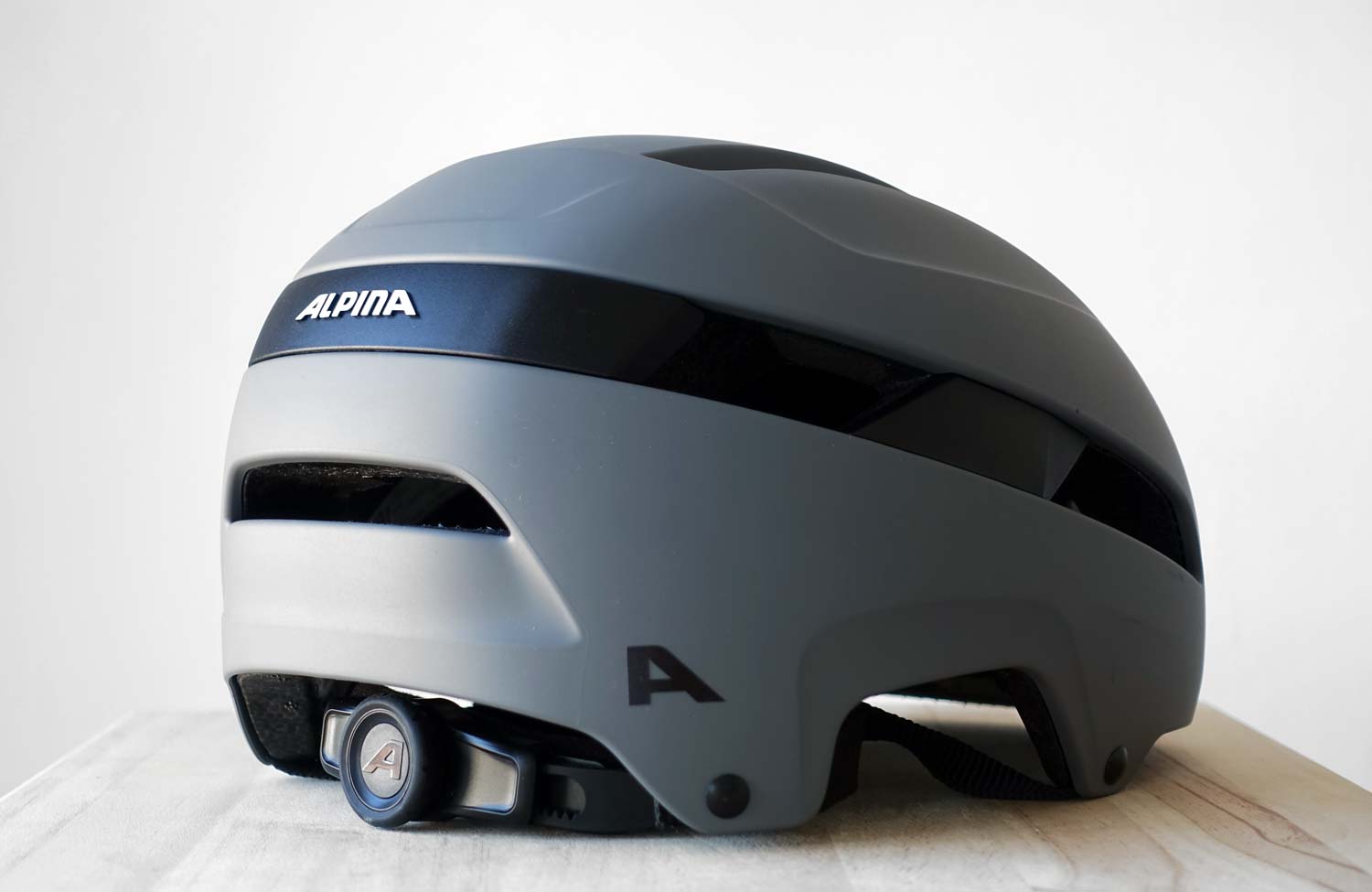 Stylisher Fahrradhelm zu einem attraktiven Preis: Der Alpina Soho im Detail 4 Alpina Soho Test Review Urban Bike Helm Gray Back 1
