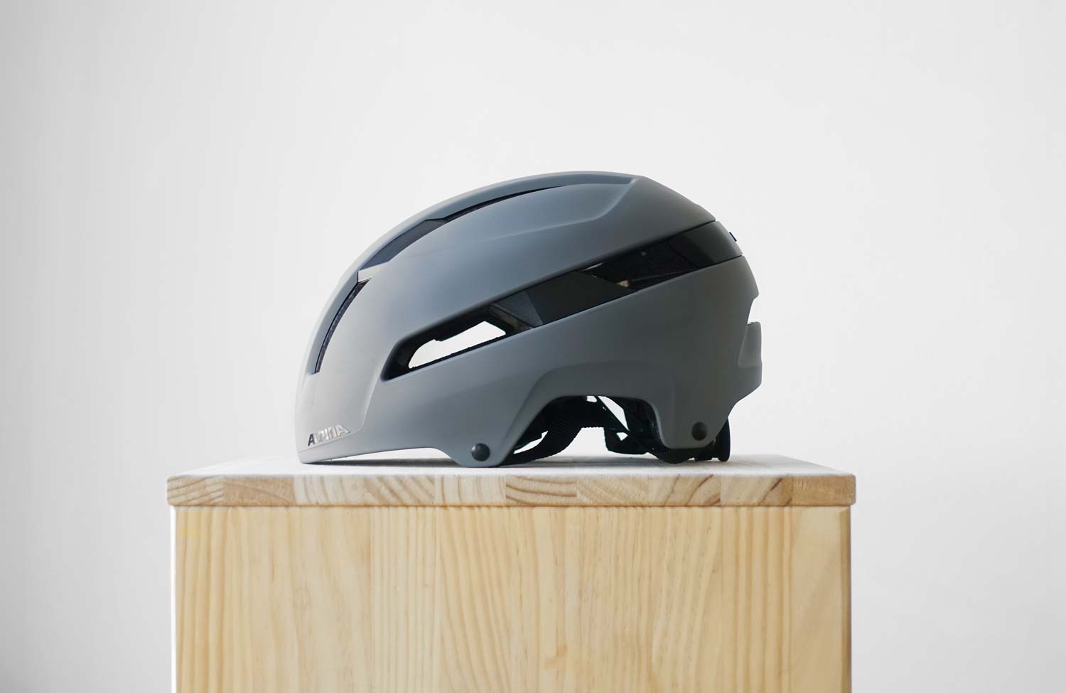 Stylisher Fahrradhelm zu einem attraktiven Preis: Der Alpina Soho im Detail 5 Alpina Soho Test Review Urban Bike Helm Gray Design 1