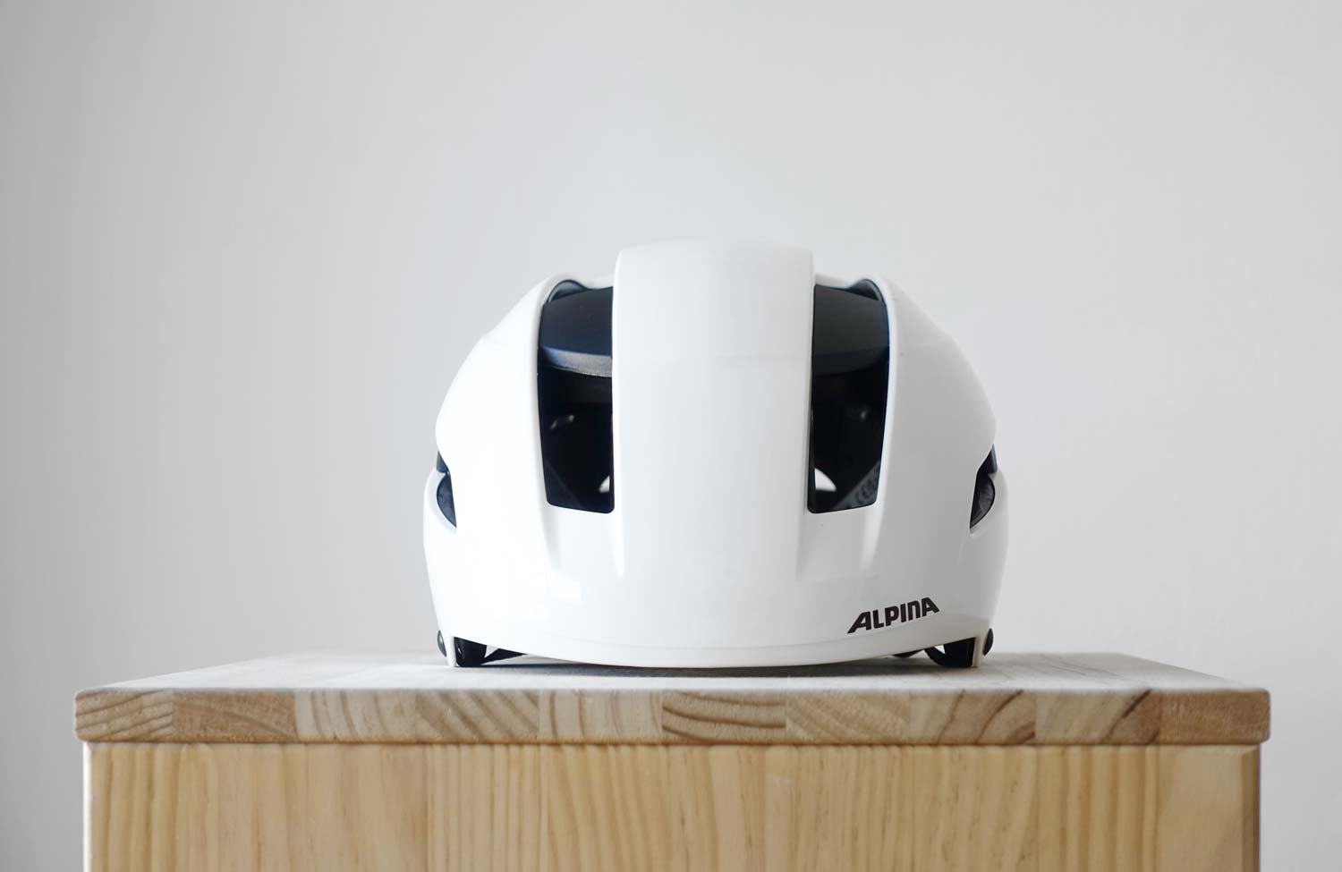 Stylisher Fahrradhelm zu einem attraktiven Preis: Der Alpina Soho im Detail 3 Alpina Soho Test Review Urban Bike Helm White Design 1