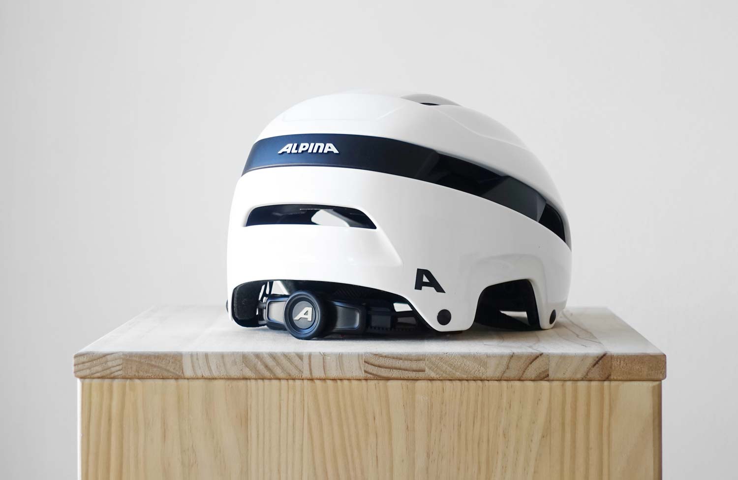 Stylisher Fahrradhelm zu einem attraktiven Preis: Der Alpina Soho im Detail 1 Alpina Soho Test Review Urban Helm White Back 1