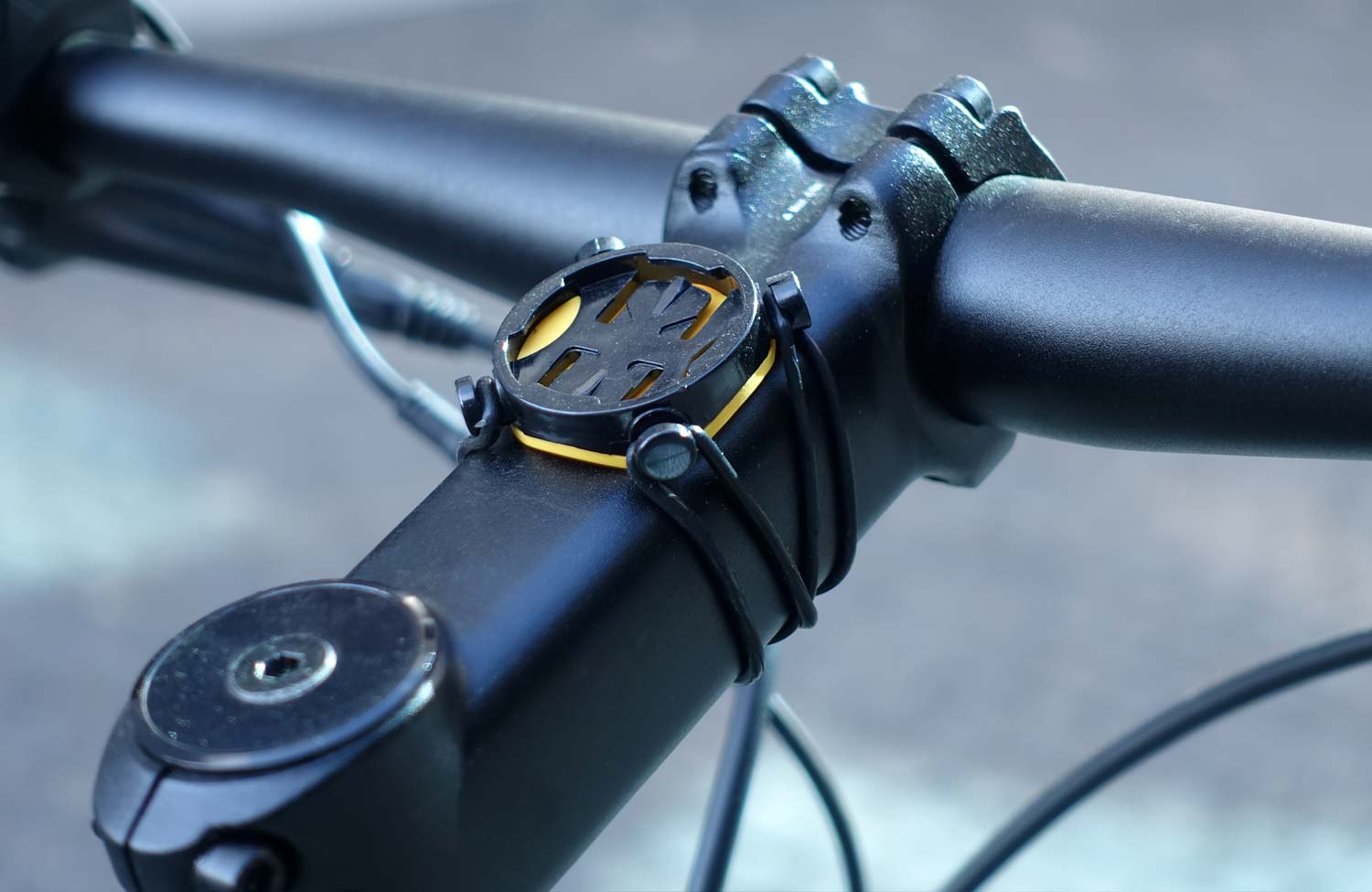 Beeline Velo 2: Kompaktes Fahrrad-Navi im Test 2 Beeline Velo 2 Test Review Fahrrad Navigation Halterung Mount