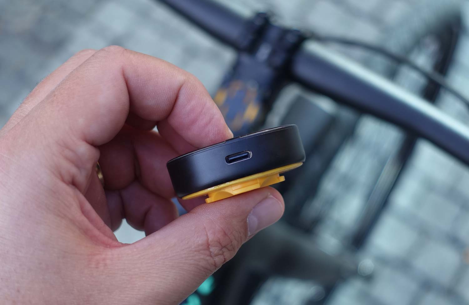 Beeline Velo 2: Kompaktes Fahrrad-Navi im Test 3 Beeline Velo 2 Test Review Fahrrad Navigation USB C