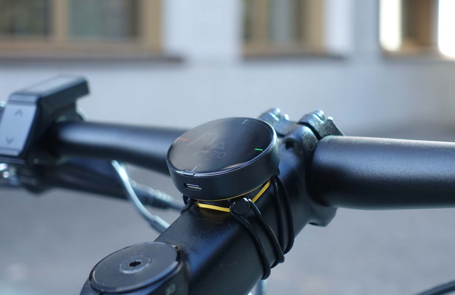 Beeline Velo 2: Kompaktes Fahrrad-Navi im Test 4 Beeline Velo 2 Test Review Fahrrad Navigation Vorbau Stem