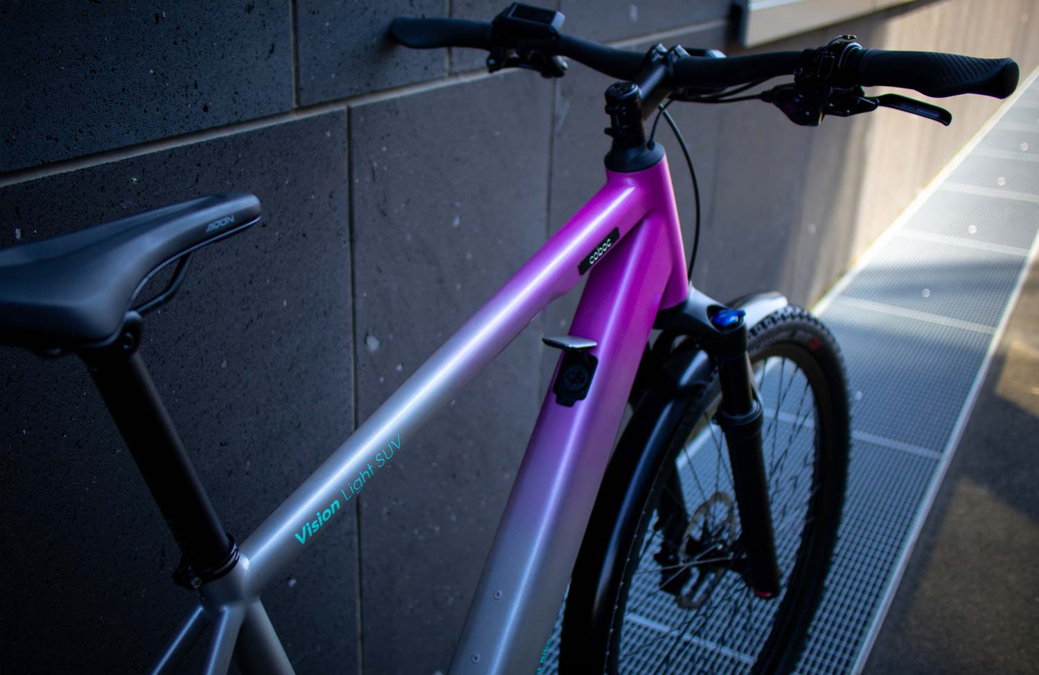 Light SUV Concept: dieses leichte SUV E-Bike läutet eine Zeitenwende bei Coboc ein 2 Coboc 2024 Light SUV Concept E Bike Bosch SX Charging Socket