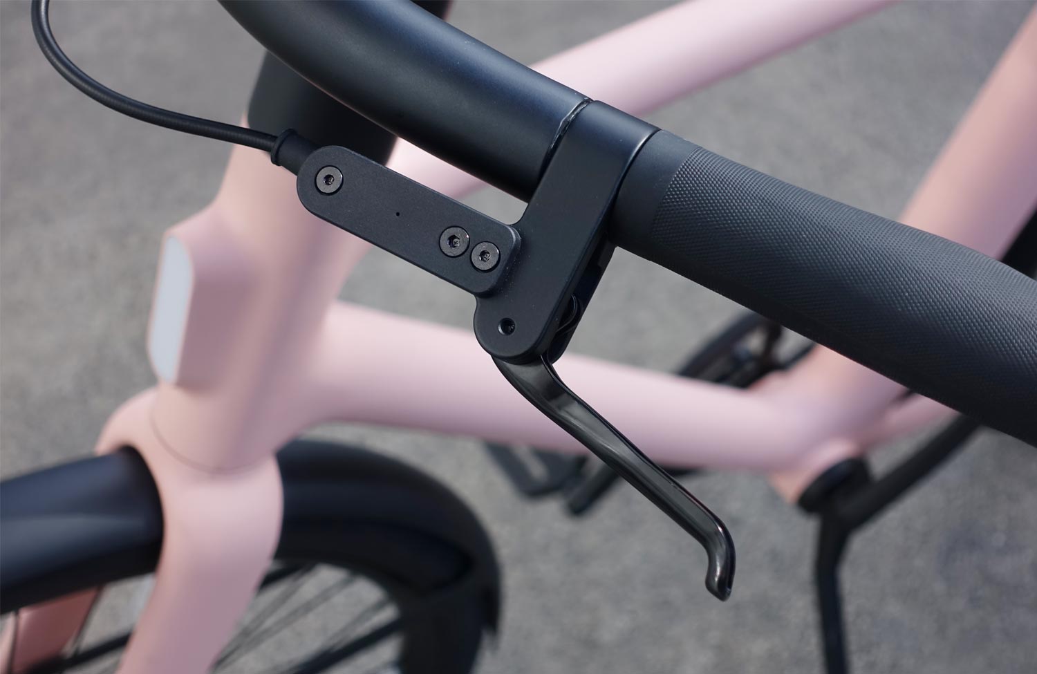 Live-Eindruck: Cowboy Cruiser in limitierter Frühlingsfarbe „Morgenlicht“ 3 Cyclingworld 2025 Urban Bike News Highlights Cowboy Cruiser Cockpit