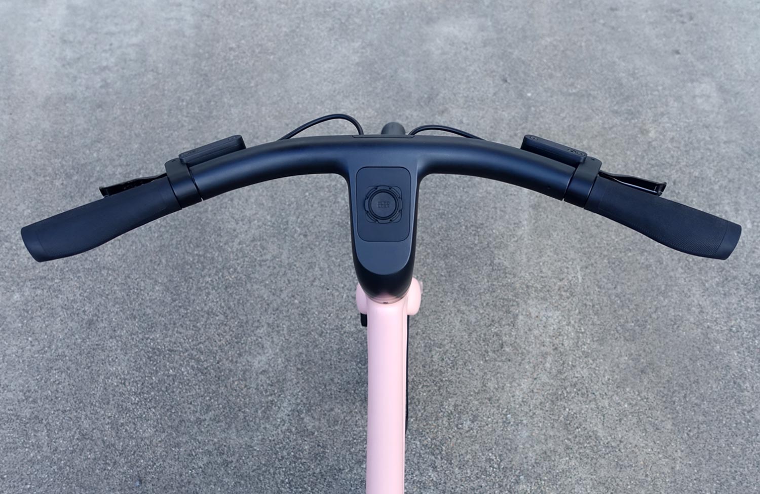 Live-Eindruck: Cowboy Cruiser in limitierter Frühlingsfarbe „Morgenlicht“ 1 Cyclingworld 2025 Urban Bike News Highlights Cowboy Cruiser Morgenlicht Cockpit
