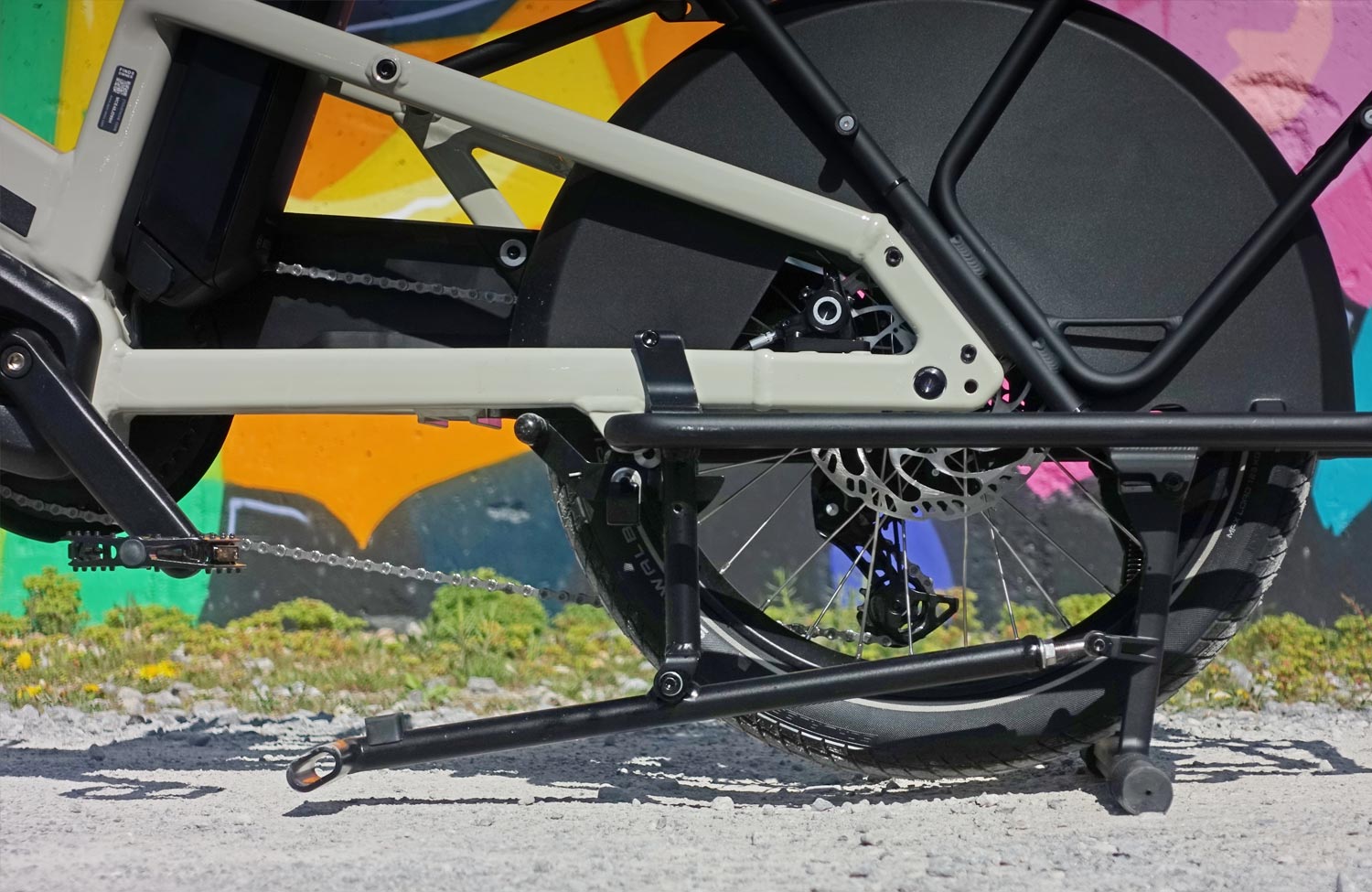 Vorschau: Was wir vom neuen Moustache Lastenrad Lundi 20 Cargo erwarten können 6 Cyclingworld 2025 Urban Bike News Highlights Moustache Lundi Cargo Staender
