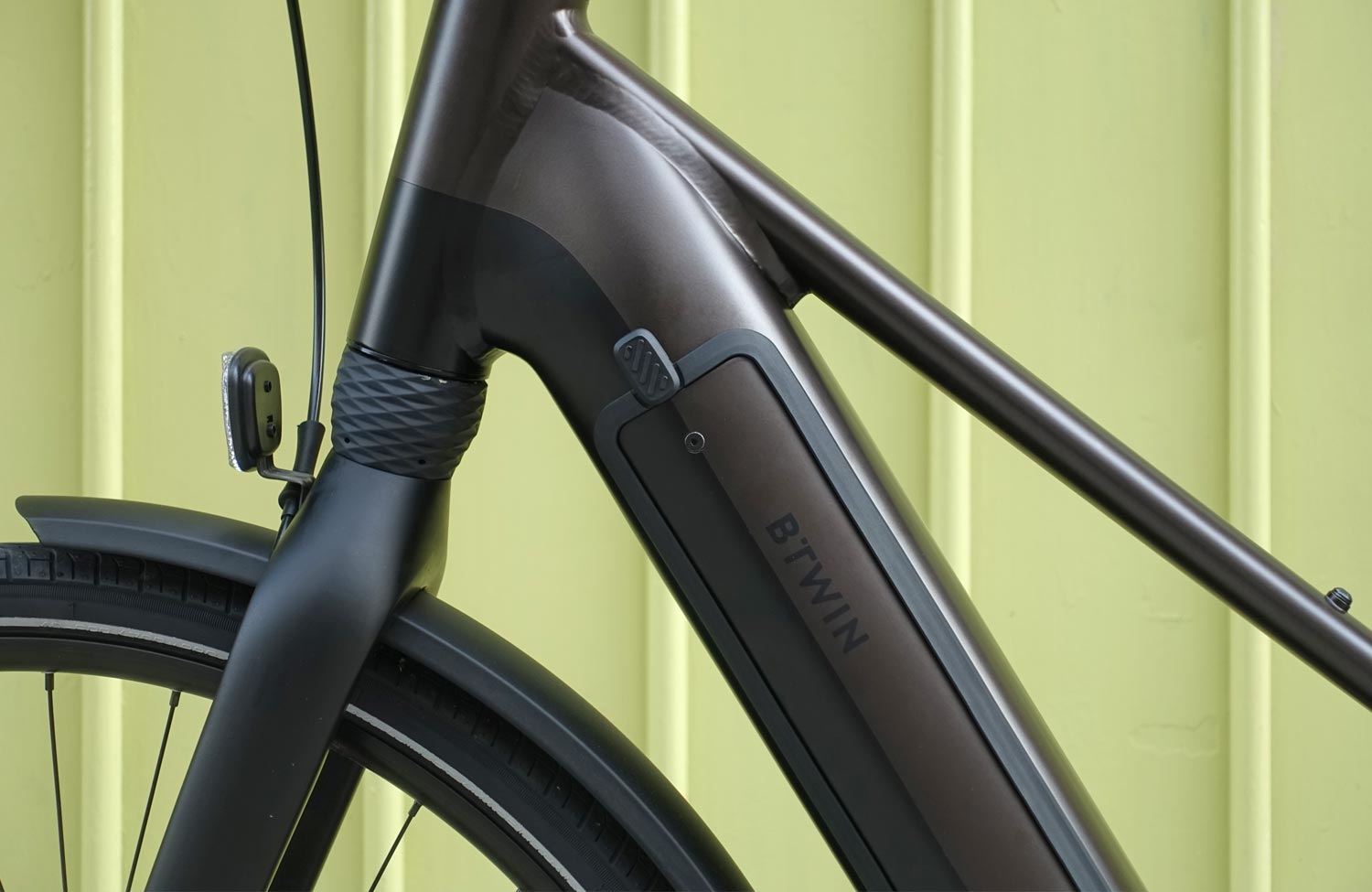 Automatisch gut? Das preiswerte Decathlon BTWIN LD920E LF im Test mit innovativem E-Antrieb 10 Decathlon BTWIN LD920E LF Test Review Akku