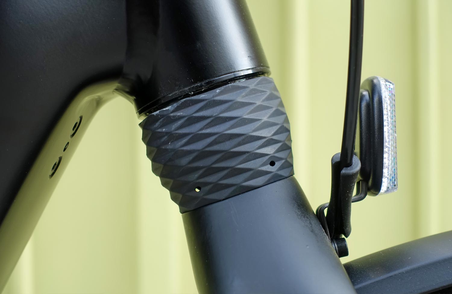 Automatisch gut? Das preiswerte Decathlon BTWIN LD920E LF im Test mit innovativem E-Antrieb 15 Decathlon BTWIN LD920E LF Test Review Federung