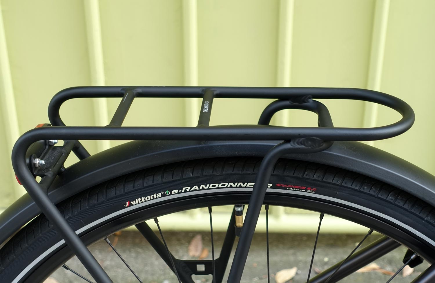 Automatisch gut? Das preiswerte Decathlon BTWIN LD920E LF im Test mit innovativem E-Antrieb 12 Decathlon BTWIN LD920E LF Test Review Gepaecktraeger