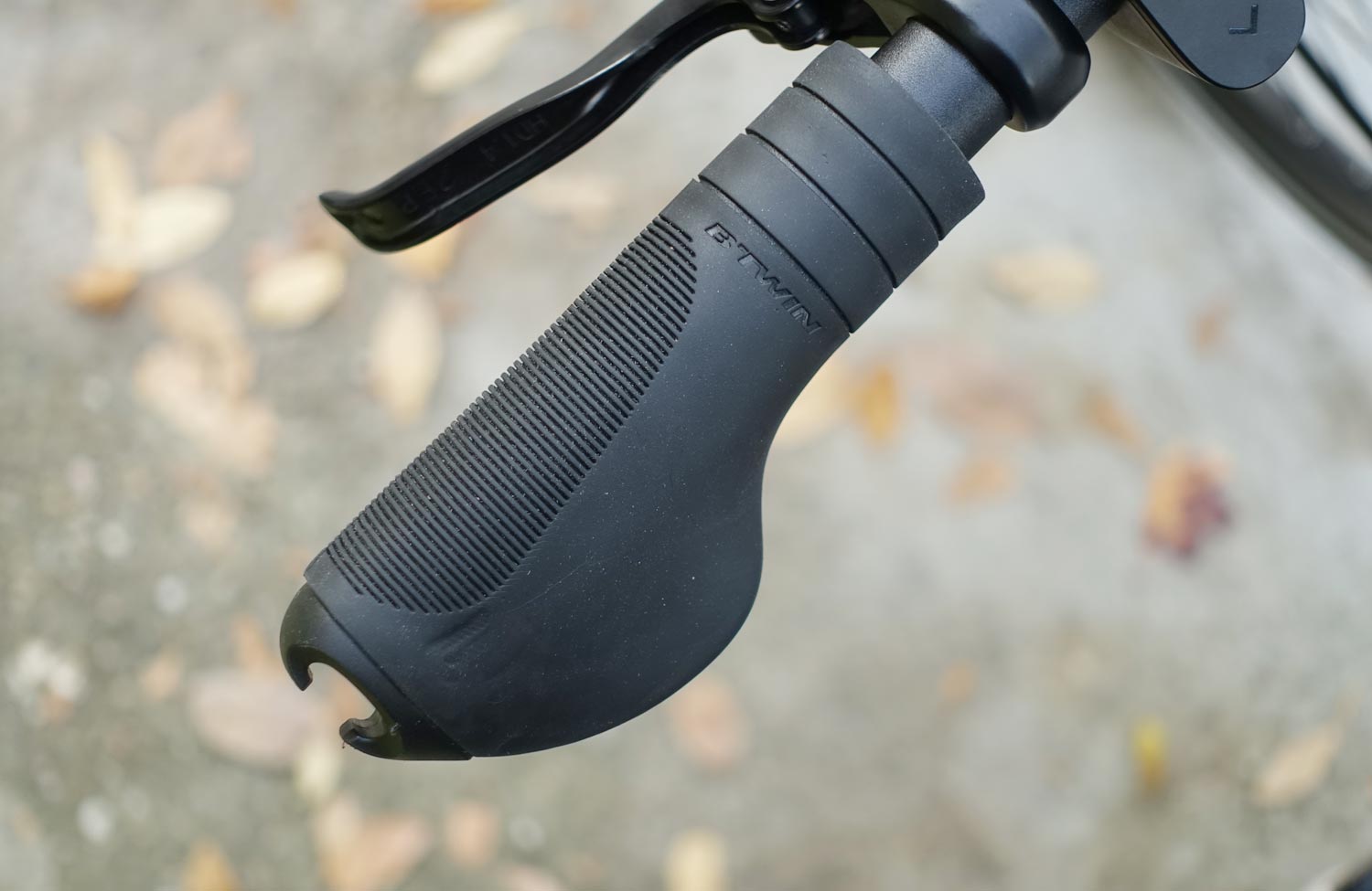 Automatisch gut? Das preiswerte Decathlon BTWIN LD920E LF im Test mit innovativem E-Antrieb 16 Decathlon BTWIN LD920E LF Test Review Griffe