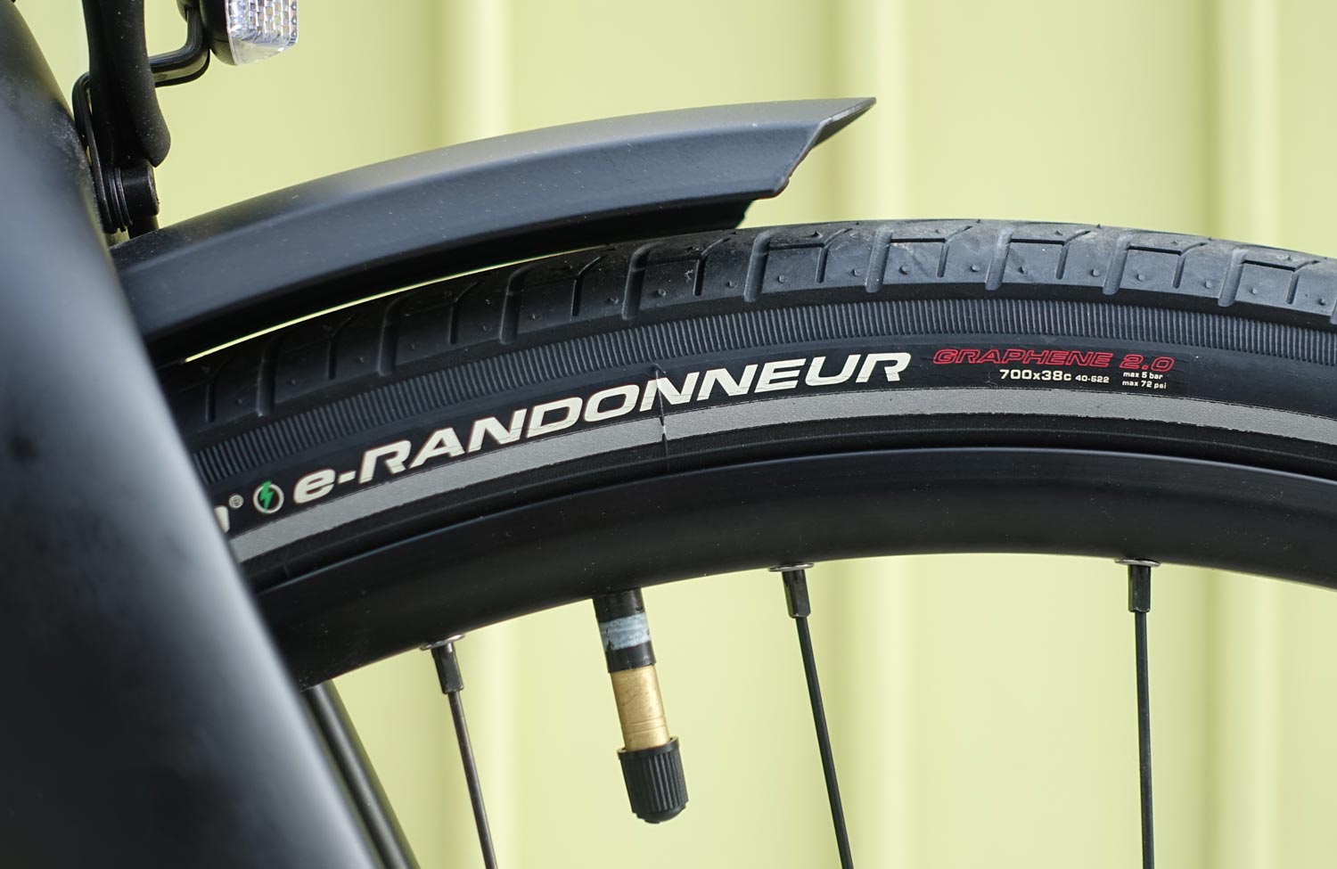 Automatisch gut? Das preiswerte Decathlon BTWIN LD920E LF im Test mit innovativem E-Antrieb 14 Decathlon BTWIN LD920E LF Test Review Reifen