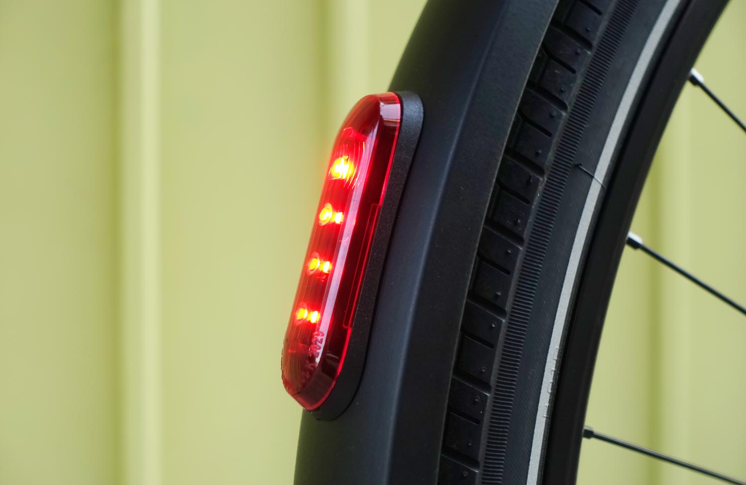 Automatisch gut? Das preiswerte Decathlon BTWIN LD920E LF im Test mit innovativem E-Antrieb 11 Decathlon BTWIN LD920E LF Test Review Ruecklicht
