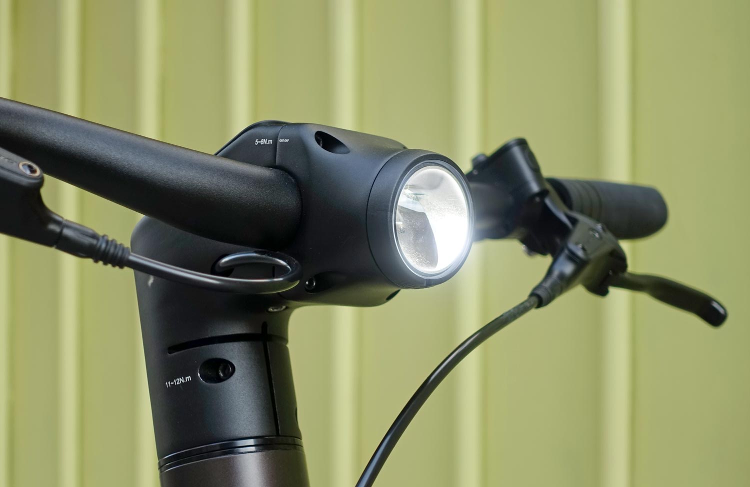 Automatisch gut? Das preiswerte Decathlon BTWIN LD920E LF im Test mit innovativem E-Antrieb 13 Decathlon BTWIN LD920E LF Test Review Scheinwerfer