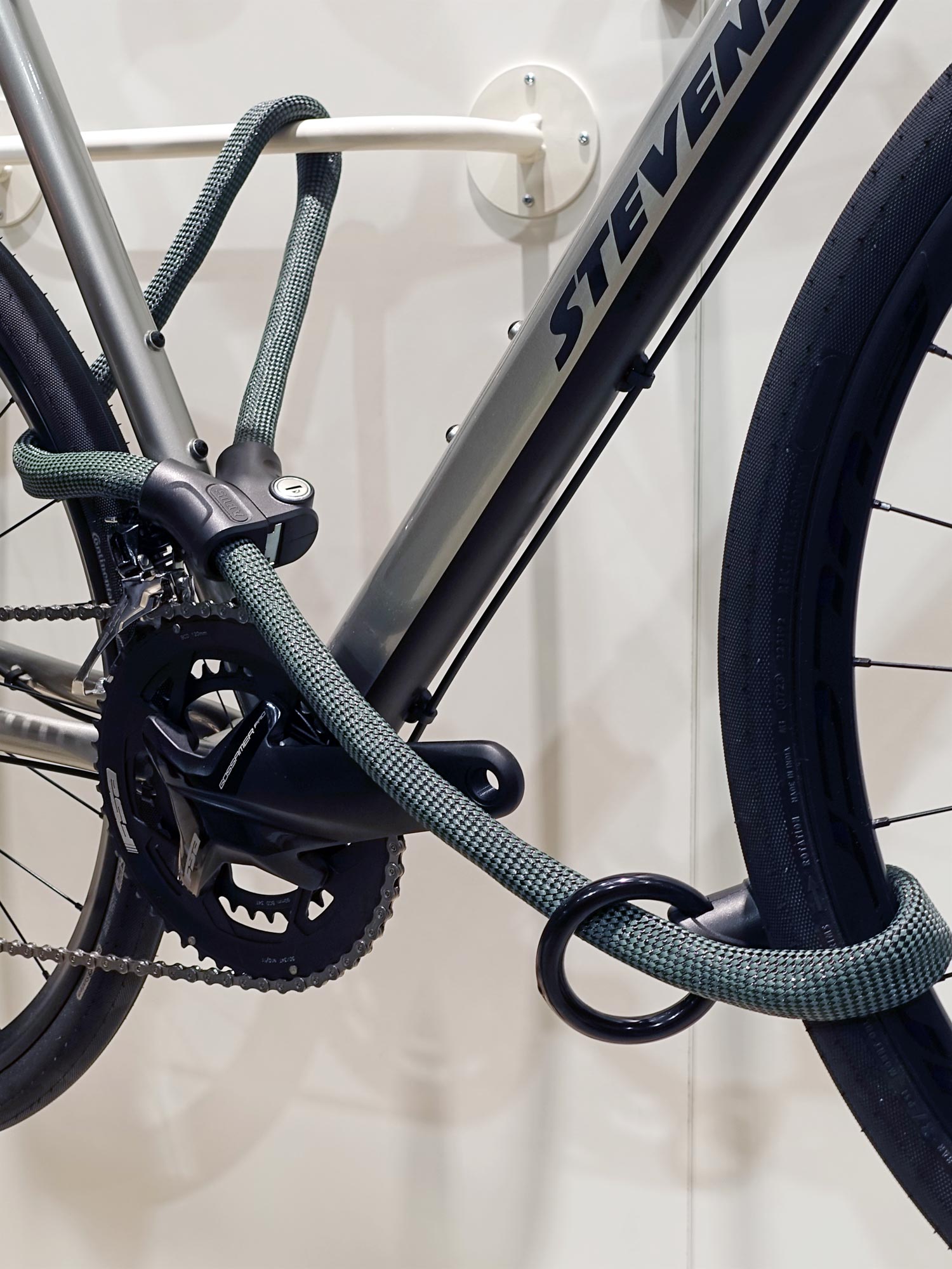 Urban Bike Highlights: Die Neuheiten der Eurobike 2024 im Messerundgang 58 Eurobike 2024 Abus Loop Schloss