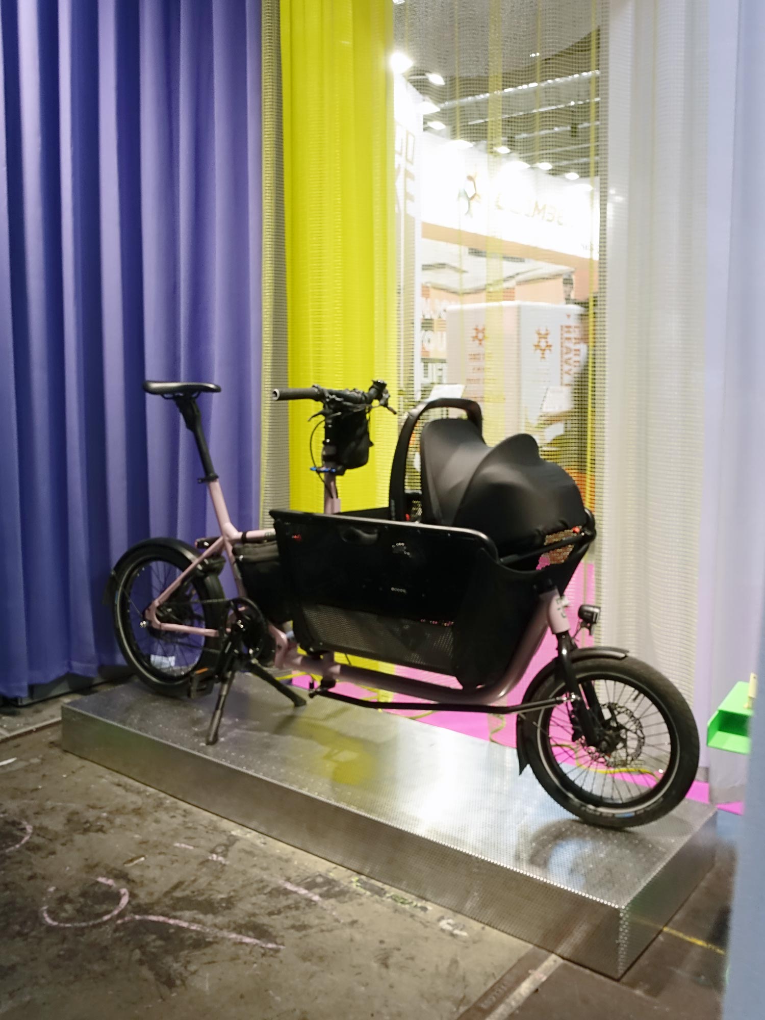 Urban Bike Highlights: Die Neuheiten der Eurobike 2024 im Messerundgang 35 Eurobike 2024 Muli Lastenrad Babyschale
