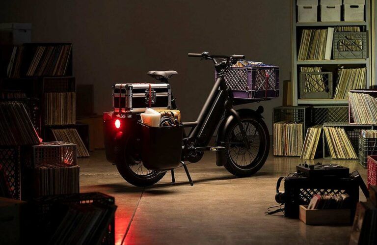 Globe-Haul-ST-Mini-Cargobike-Lastenrad-2023-Mood
