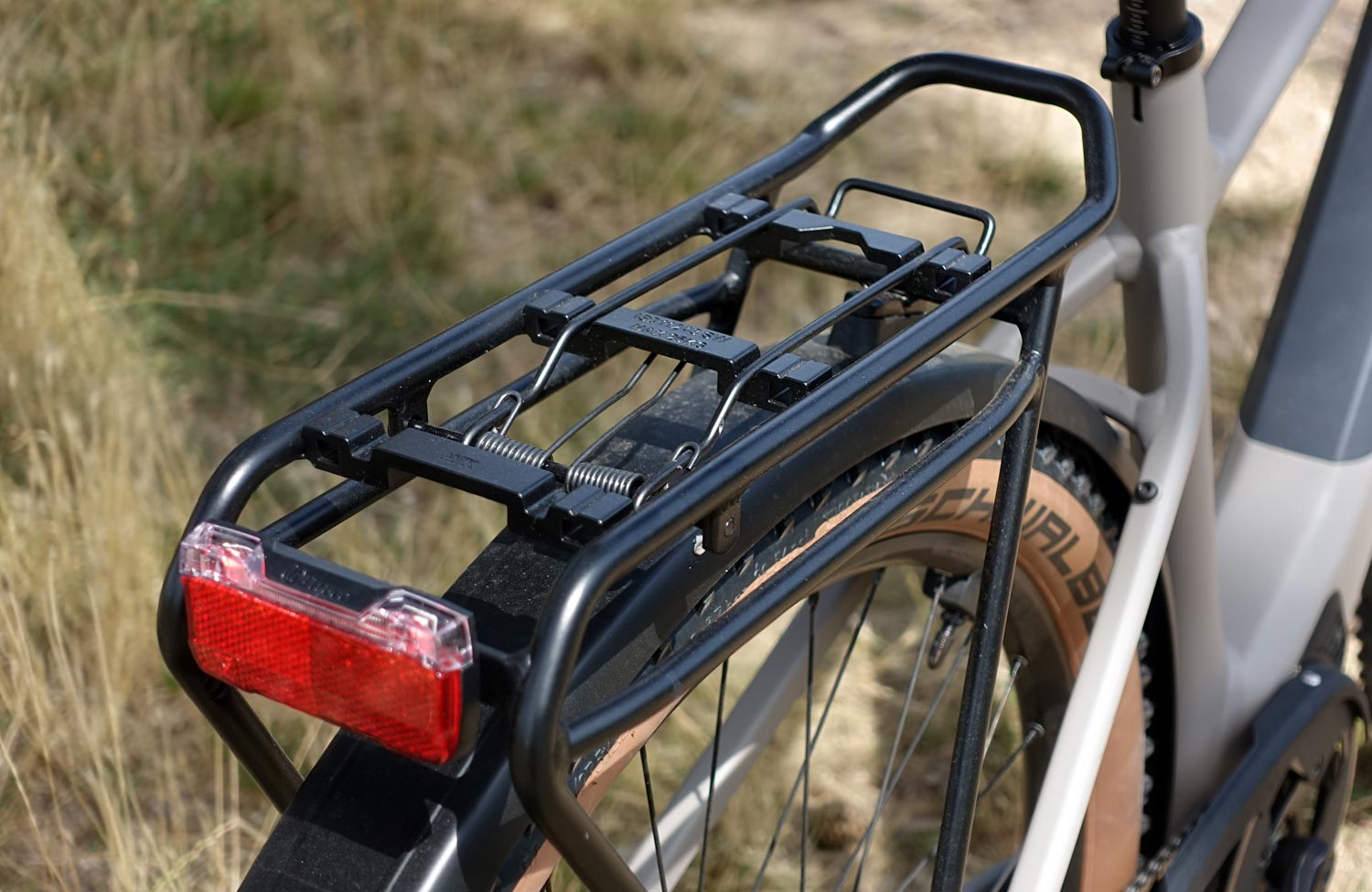 Kalkhoff Entice L Advance im Test: Leichtes SUV E-Bike für Alltag und Abenteuer 6 Kalkhoff Entice Light Test Review SUV E Bike MIK Gepaektraeger