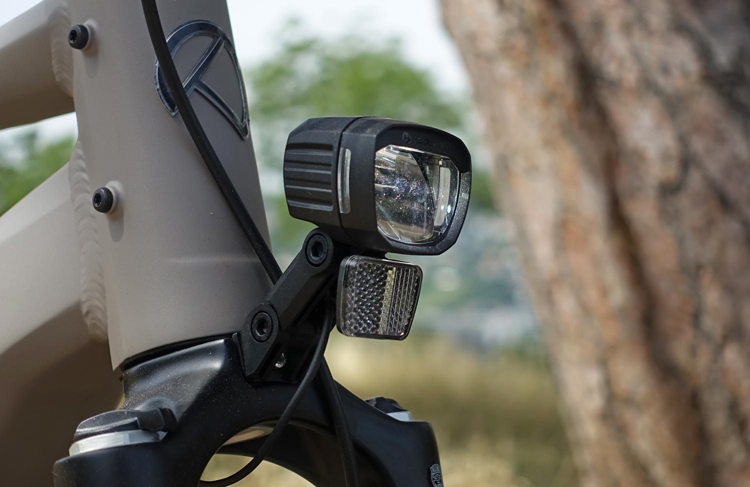 Kalkhoff Entice L Advance im Test: Leichtes SUV E-Bike für Alltag und Abenteuer 7 Kalkhoff Entice Light Test Review SUV E Bike Scheinwerfer