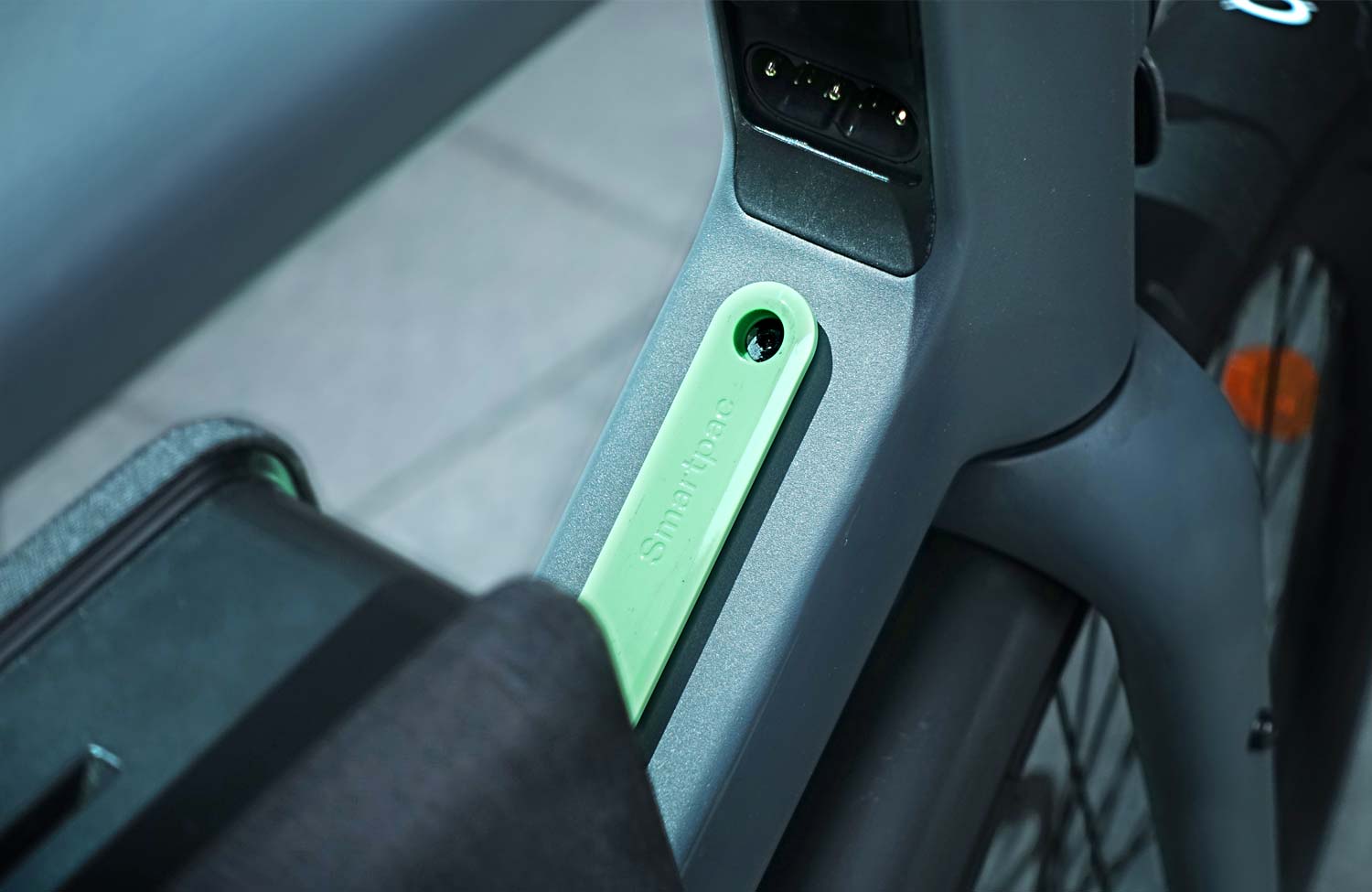 Smartes E-Bike mit manuellem Modus: das Lemmo One im Test 3 Lemmo One Test Smart Urban E Bike Review Frame Battery