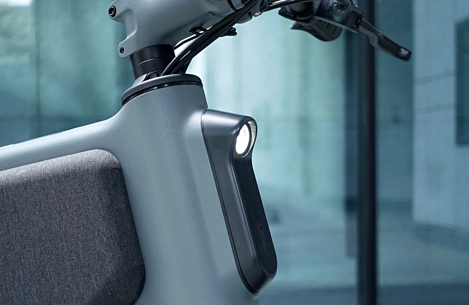 Smartes E-Bike mit manuellem Modus: das Lemmo One im Test 11 Lemmo One Test Smart Urban E Bike Review Scheinwerfer Headlight