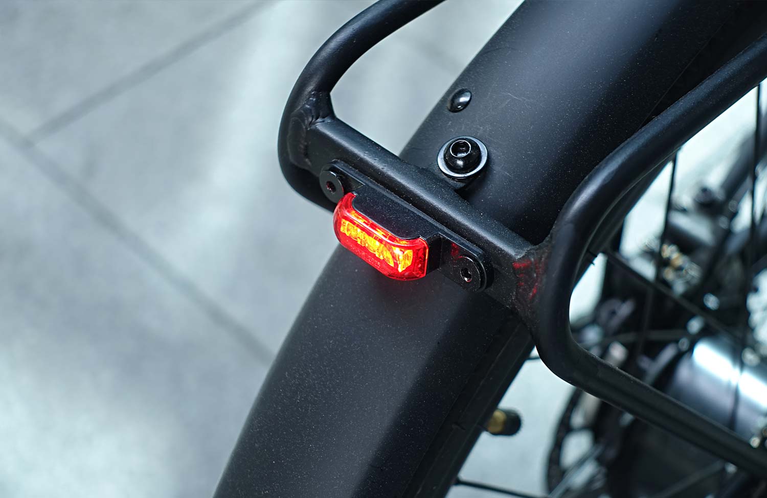 Smartes E-Bike mit manuellem Modus: das Lemmo One im Test 9 Lemmo One Test Smart Urban E Bike Review Taillight