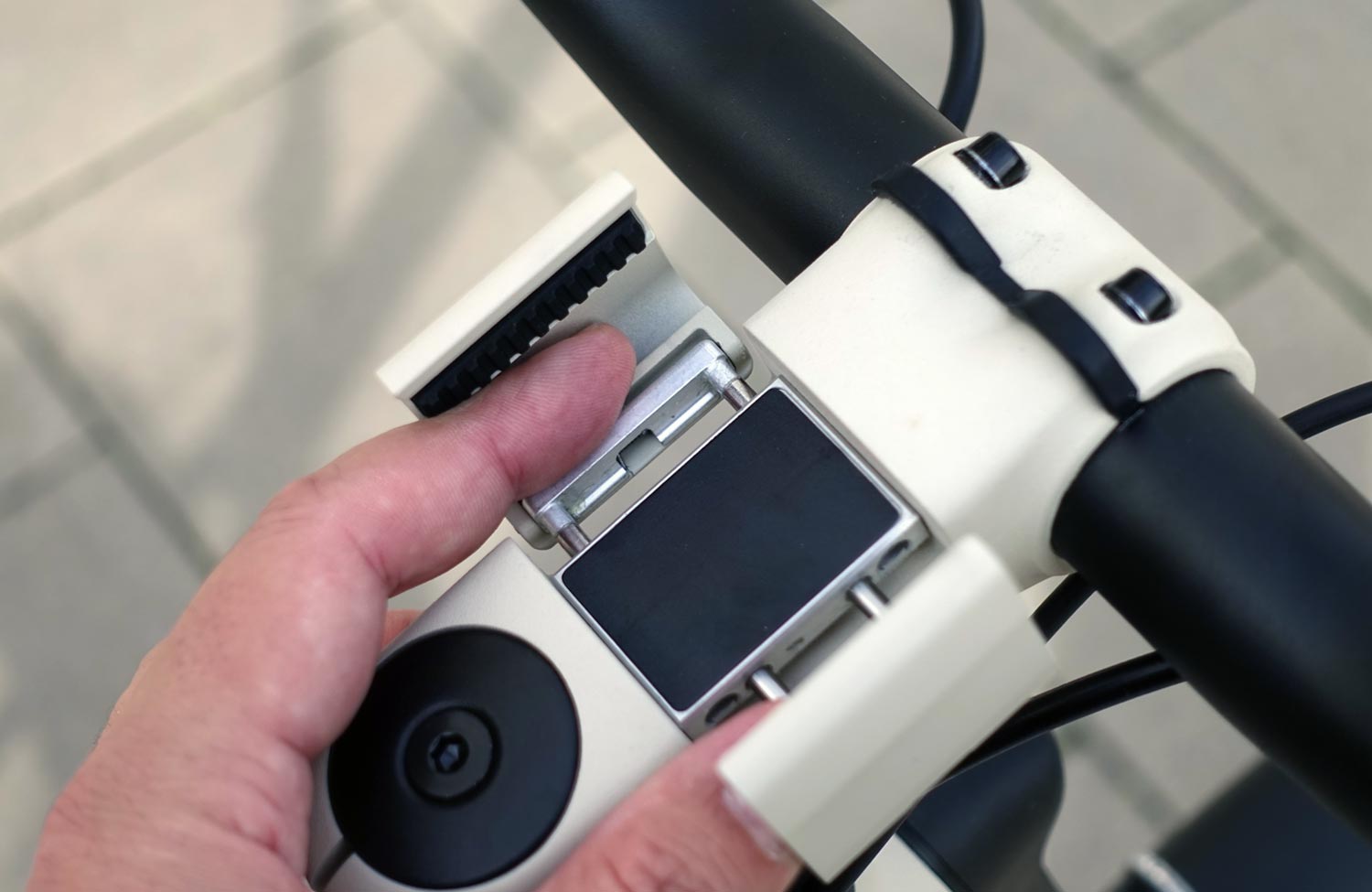 Smart Bike ohne Schwächen? Lemmo One MK2 ST im Test mit neuer Komfort-Ausstattung 6 Lemmo One Urban Edition Test Review MK2 Vorbau Smartphone