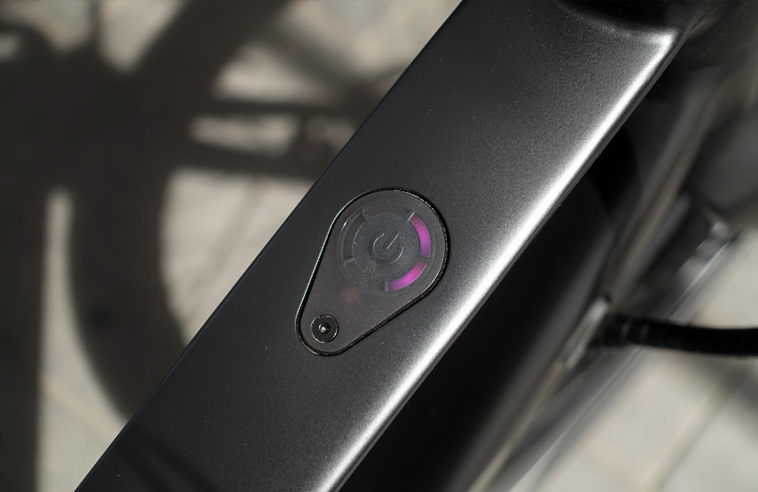 Lidl lohnt sich? Das günstige und elektrische Crivit Urban Bike X.2 im Test 7 Lidl Crivit Urban Bike X 2 Test Review Controller Oberrohr