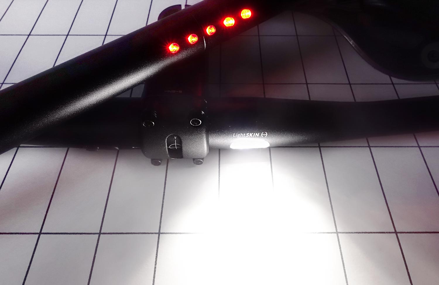 Lichtanlage zur Nachrüstung im Test: LED-Lenker und Sattelstütze von LightSkin