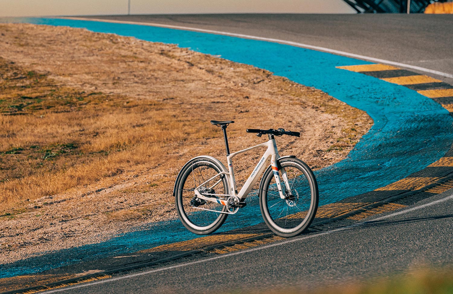 Urban Bike im Rennsport-Design: das Dusty X Unlimited Gulf von Mondraker 3 Mondraker Dusty X Unlimited Gulf Limited Edition Urban E Bike Racetrack