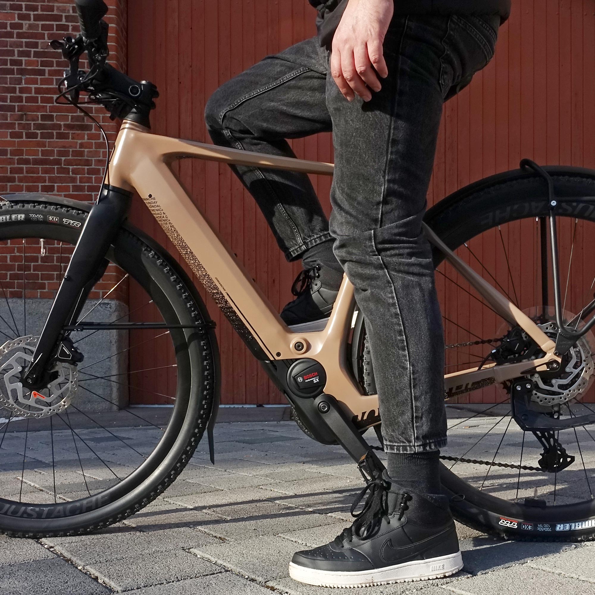 Moustache Dimanche 29.2 EQ im Test: die perfekte Mischung aus Gravel- und Alltagsbike? 16 Moustache Dimanche 29 2 EQ Test Review Dropper Stand Sattel