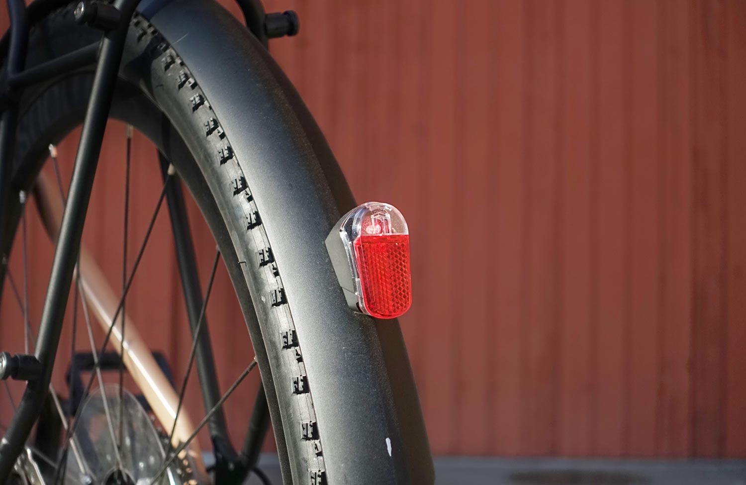 Moustache Dimanche 29.2 EQ im Test: die perfekte Mischung aus Gravel- und Alltagsbike? 9 Moustache Dimanche 29 2 EQ Test Review Ruecklicht