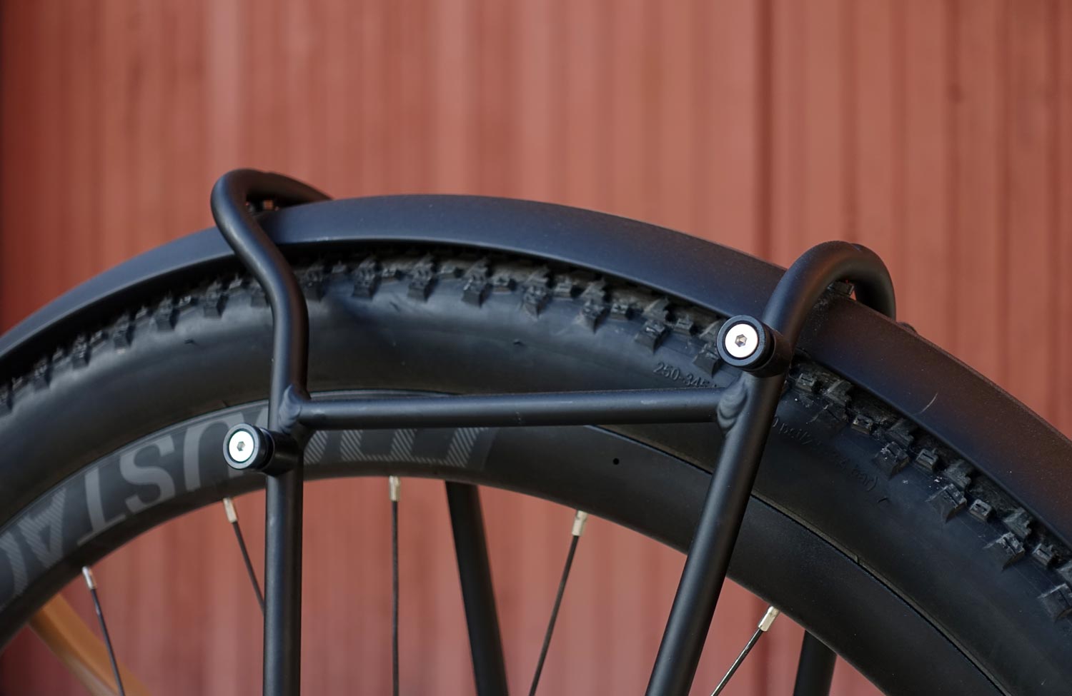 Moustache Dimanche 29.2 EQ im Test: die perfekte Mischung aus Gravel- und Alltagsbike? 10 Moustache Dimanche 29 2 EQ Test Review Taschen Halter