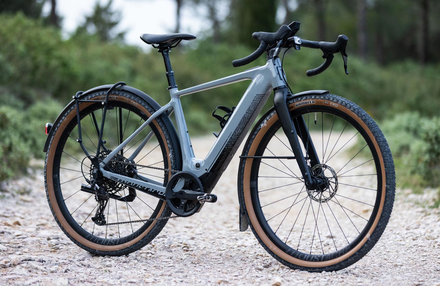 Für Gravel, Alltag und alles dazwischen: die neuen Moustache Dimanche E-Bikes 1 Moustache Dimanche Race 28 4 EQ Mood