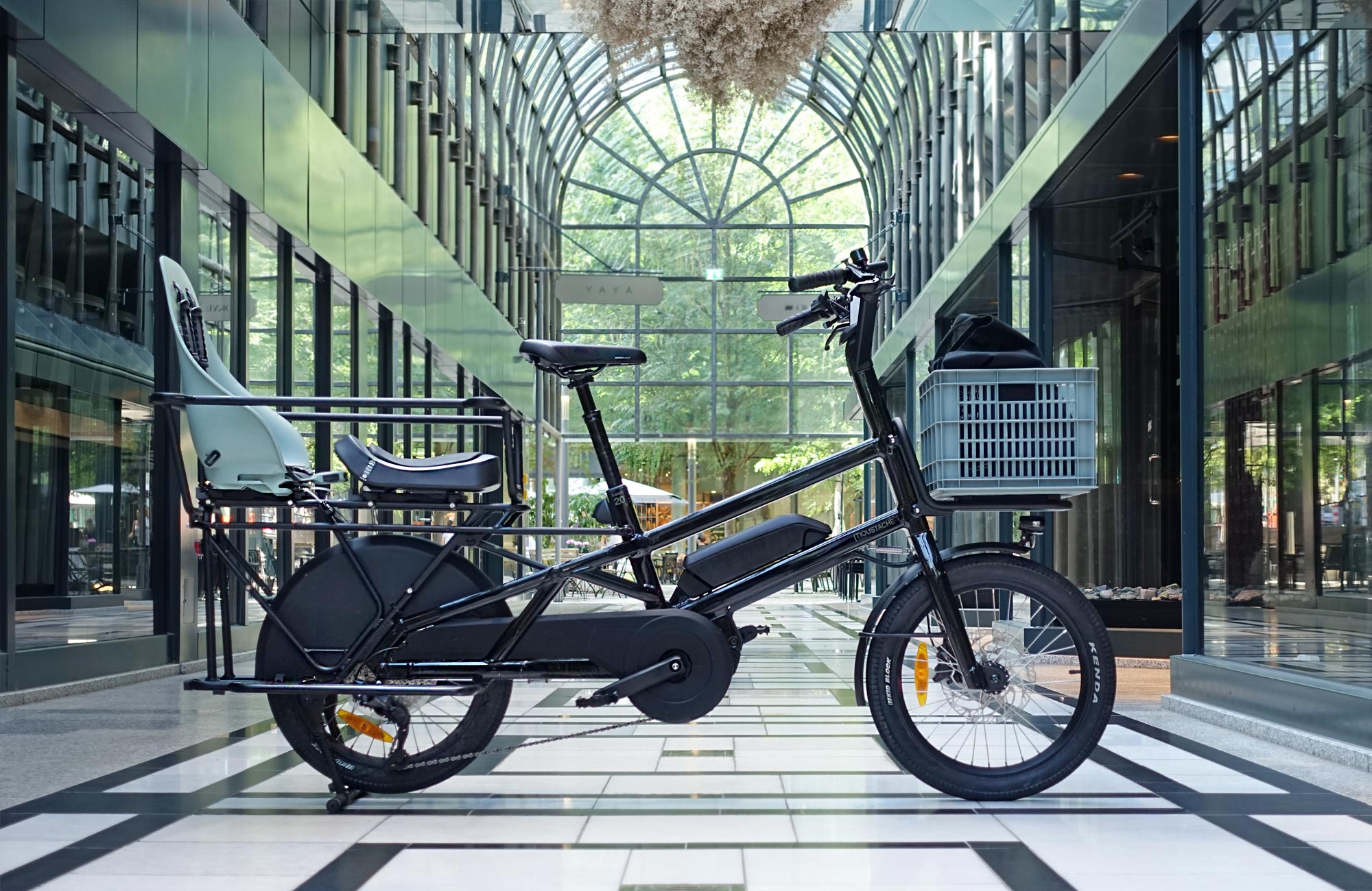 Praktisch und stylish: das kompakte Design-Lastenrad Lundi 20 Cargo von Moustache im Test 1 Moustache Lundi 20 Test Design Cargobike 1