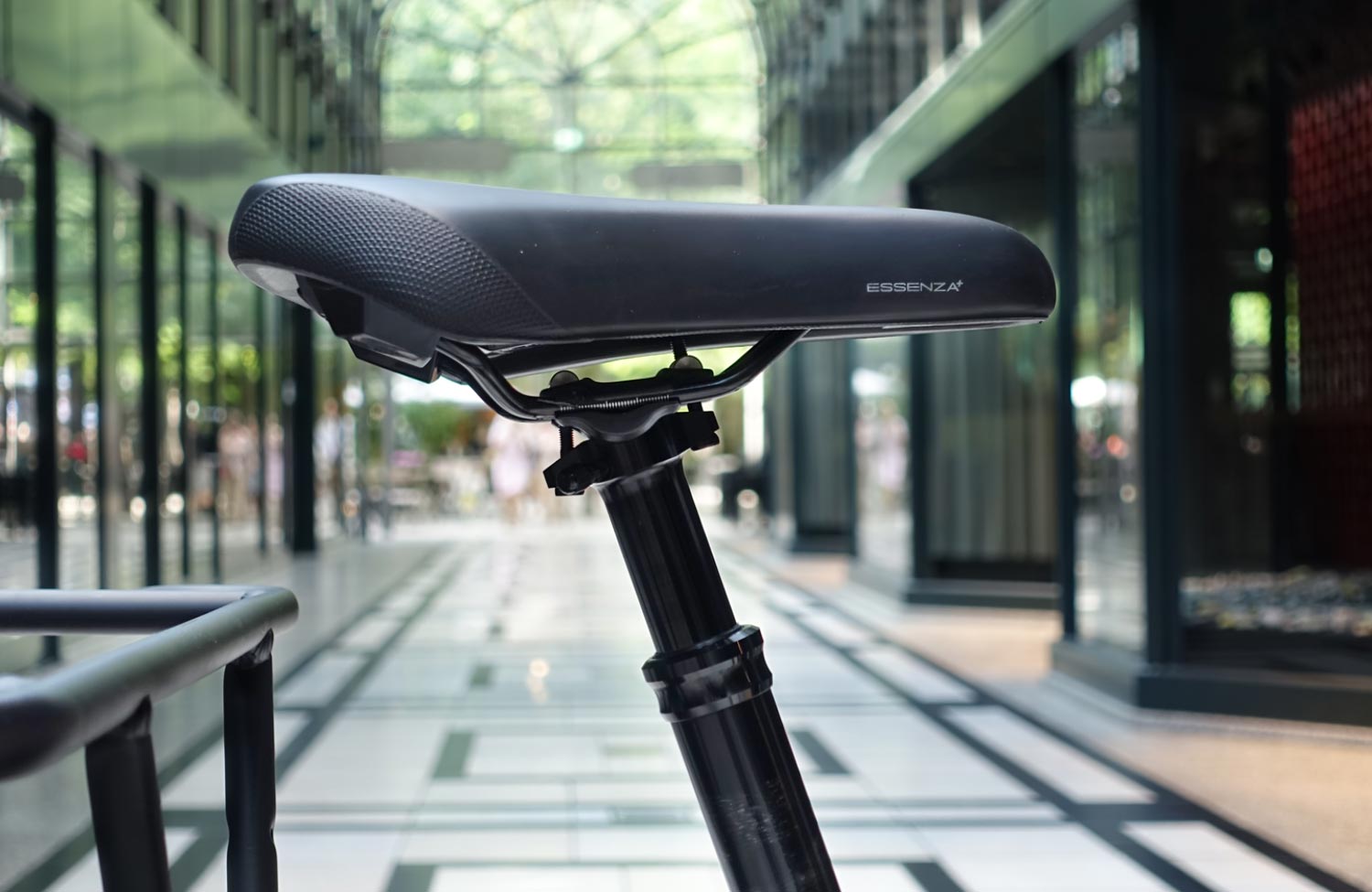Praktisch und stylish: das kompakte Design-Lastenrad Lundi 20 Cargo von Moustache im Test 7 Moustache Lundi 20 Test Review Design Cargobike Federung Sattelstuetze