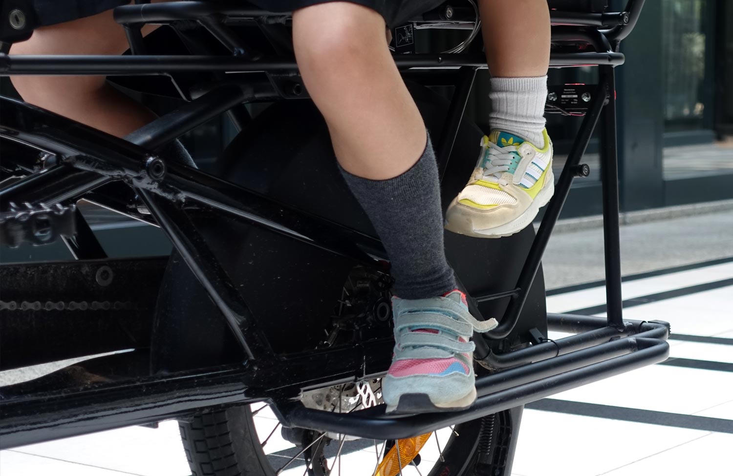 Praktisch und stylish: das kompakte Design-Lastenrad Lundi 20 Cargo von Moustache im Test 11 Moustache Lundi 20 Test Review Design Cargobike Radschutz