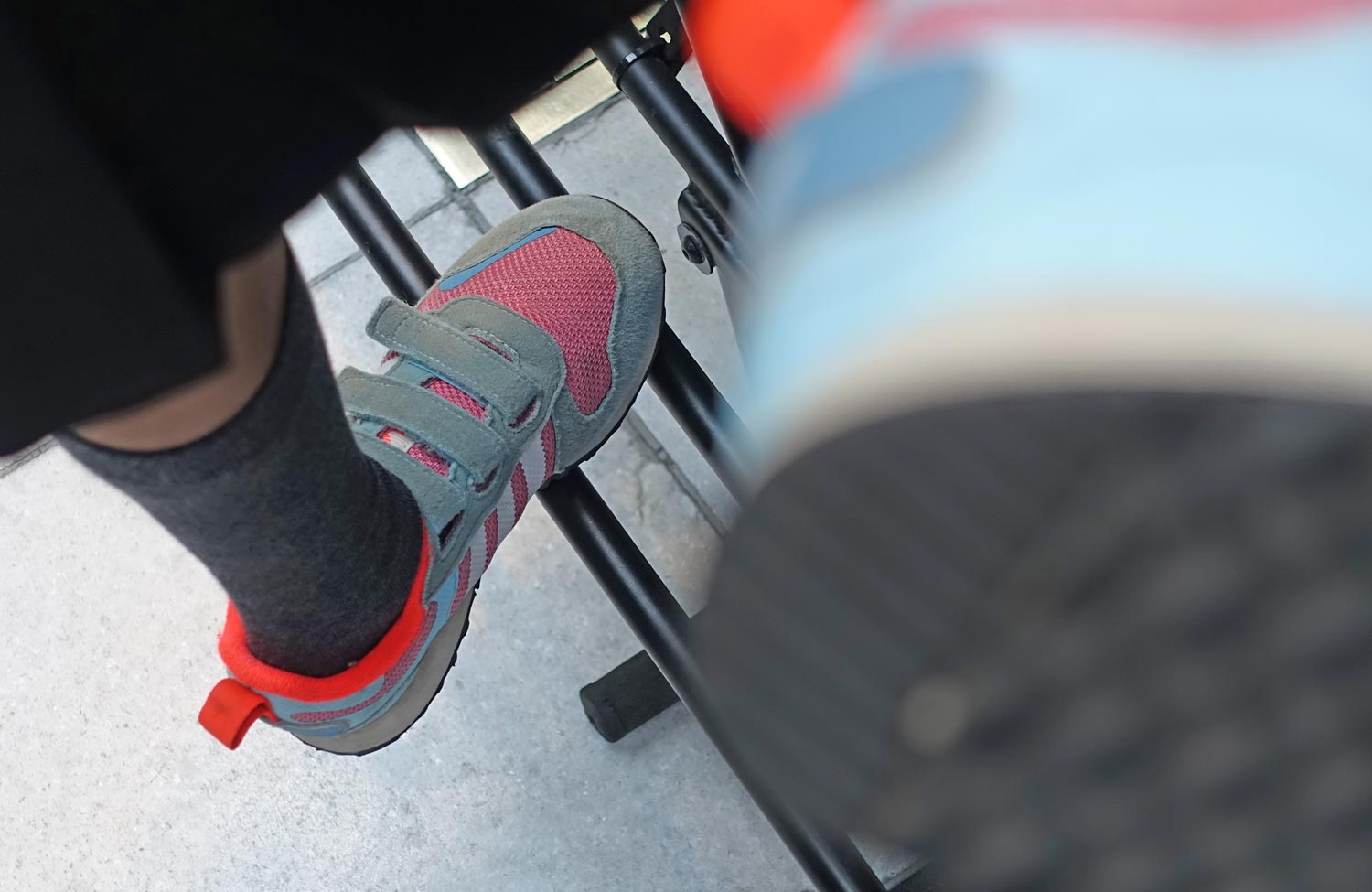 Praktisch und stylish: das kompakte Design-Lastenrad Lundi 20 Cargo von Moustache im Test 12 Moustache Lundi 20 Test Review Design Cargobike Trittbrett
