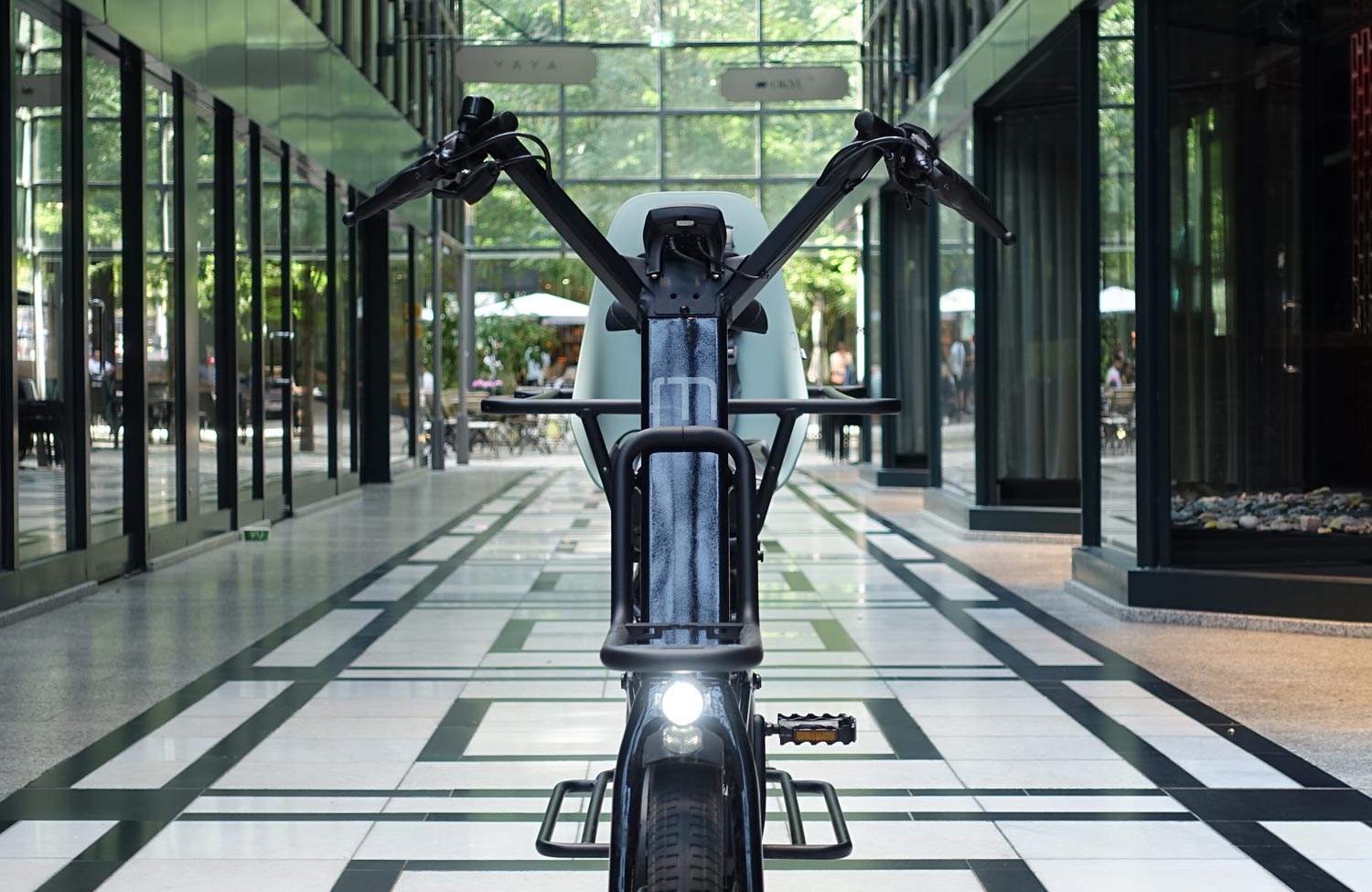 Praktisch und stylish: das kompakte Design-Lastenrad Lundi 20 Cargo von Moustache im Test 2 Moustache Lundi 20 Test Review Design Lastenrad Cargobike Front